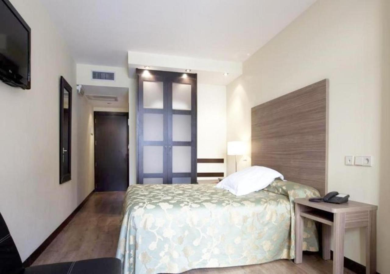 Double or Twin Room - Photo 15