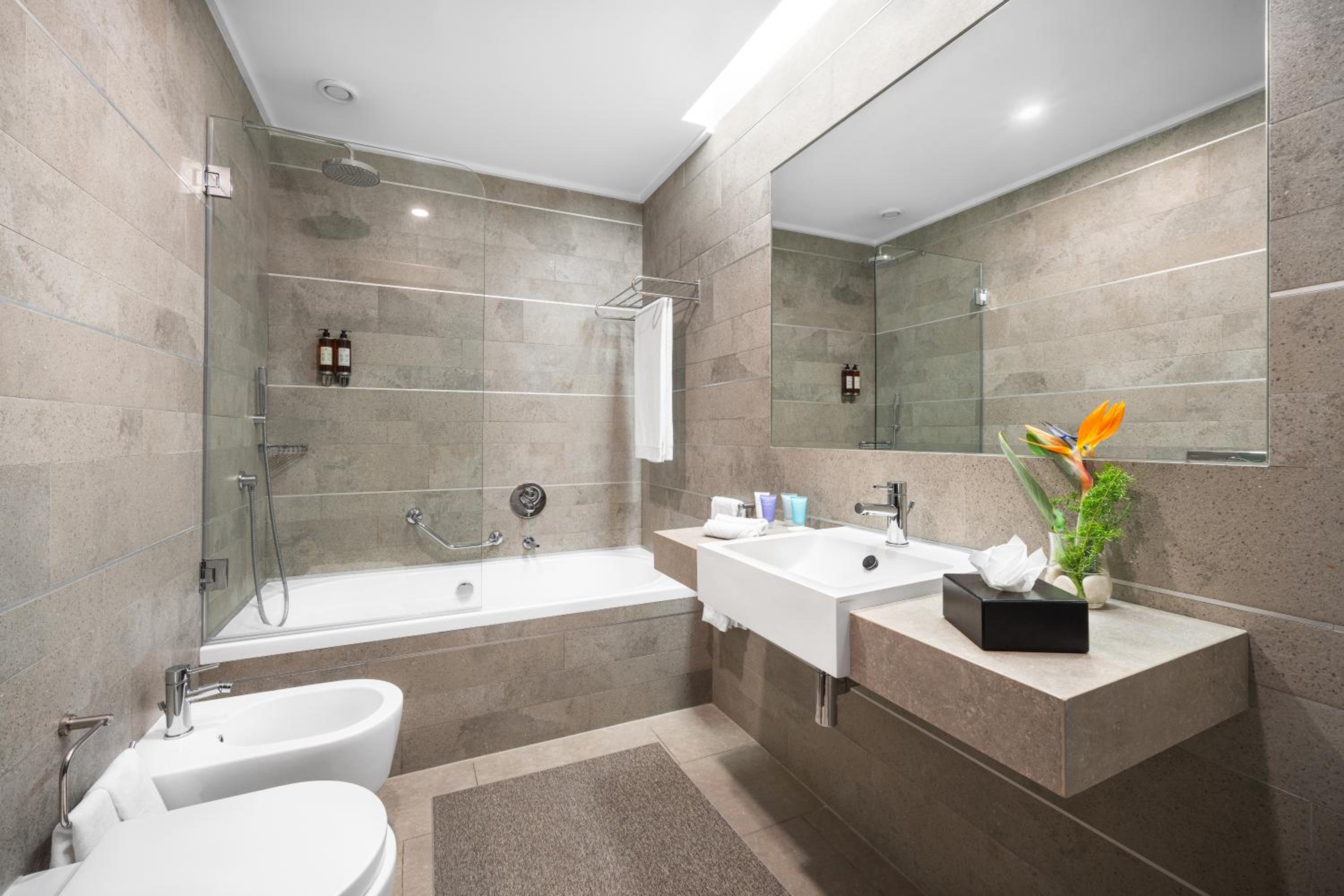 One Bedroom Sunset Suite - Photo 4