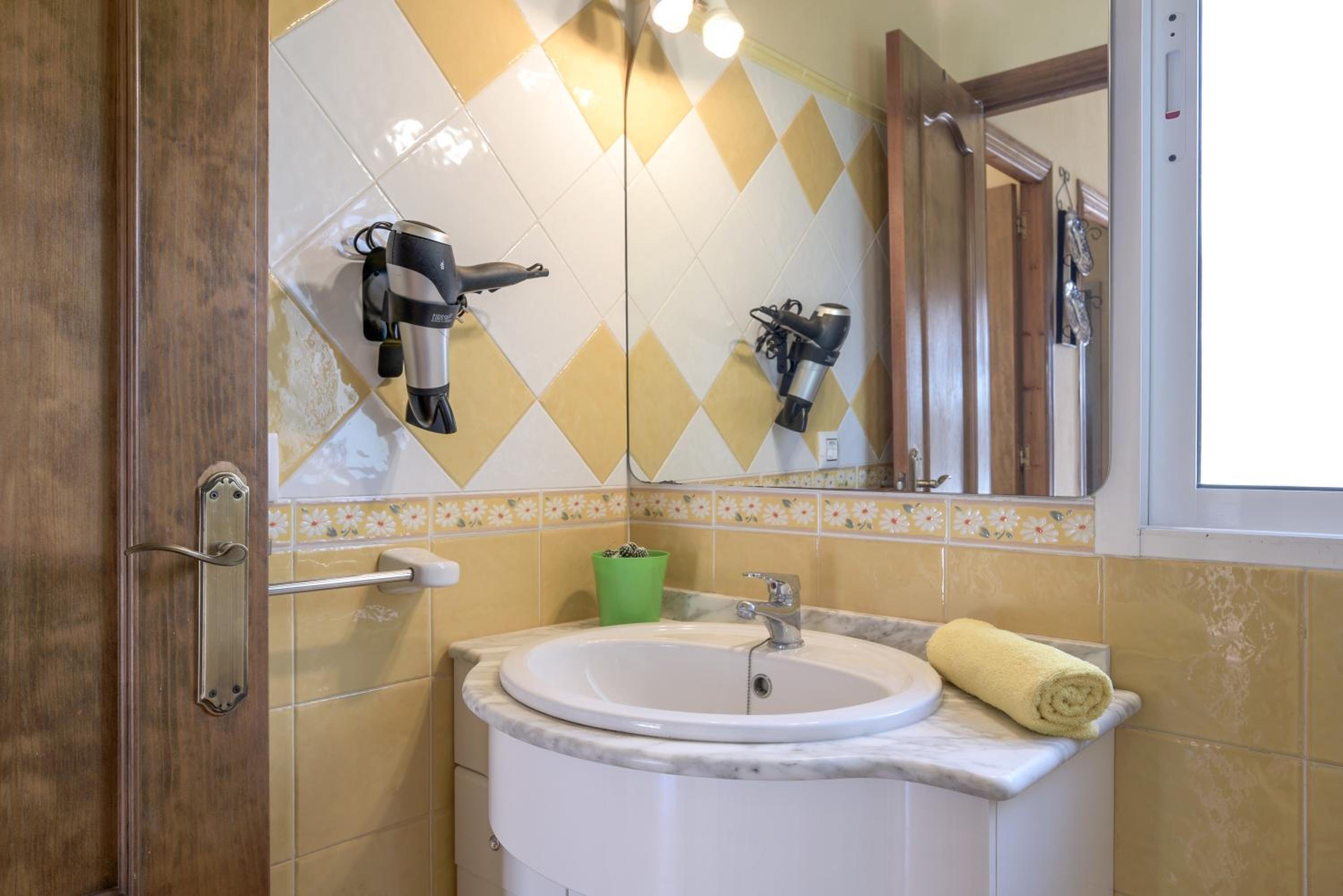 Two-Bedroom House - Photo 4