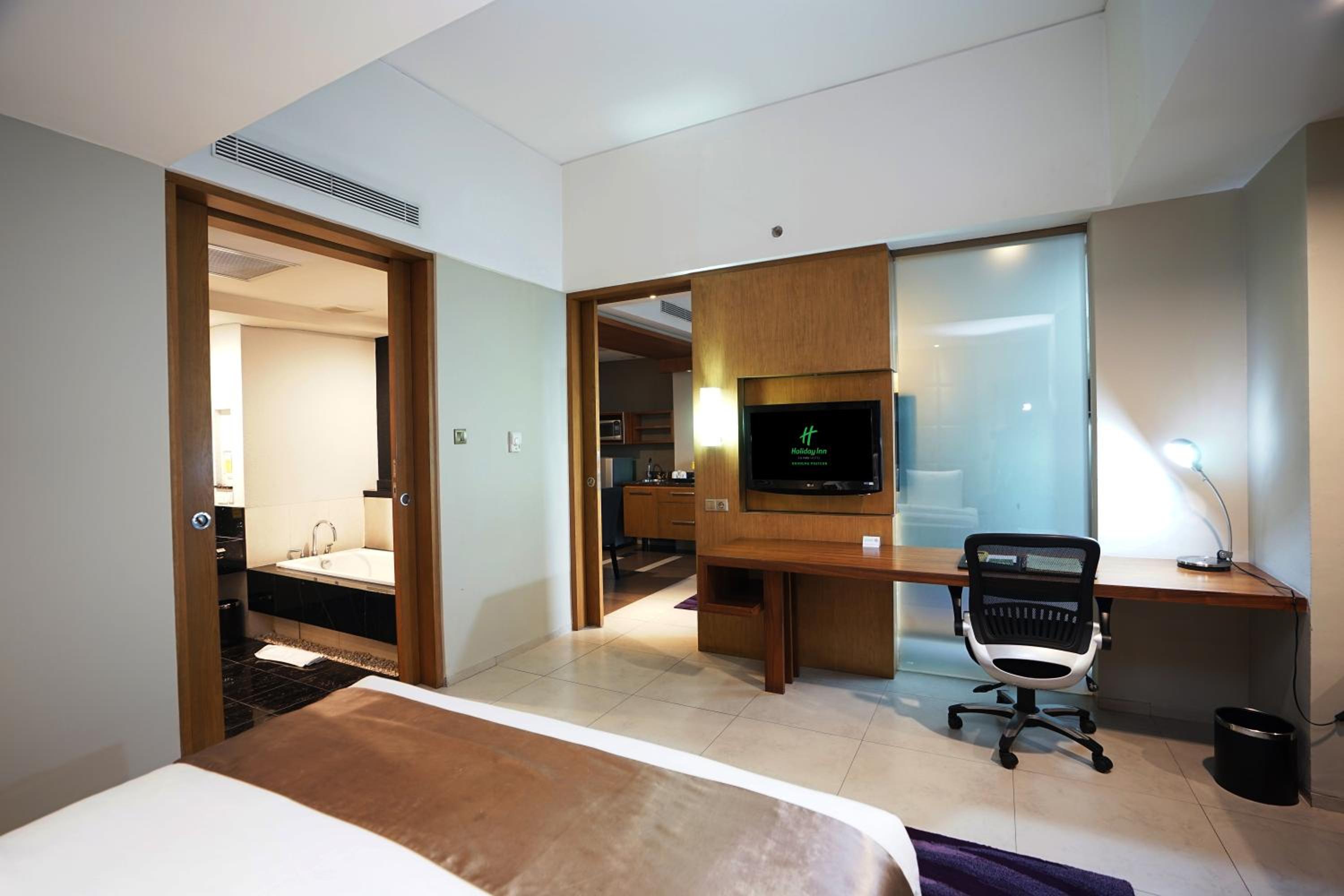 King Suite - Photo 13