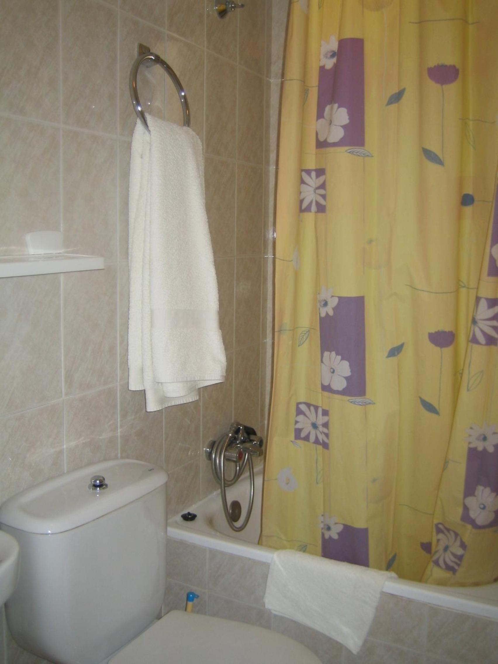 Double or Twin Room with Extra Bed - Photo 2