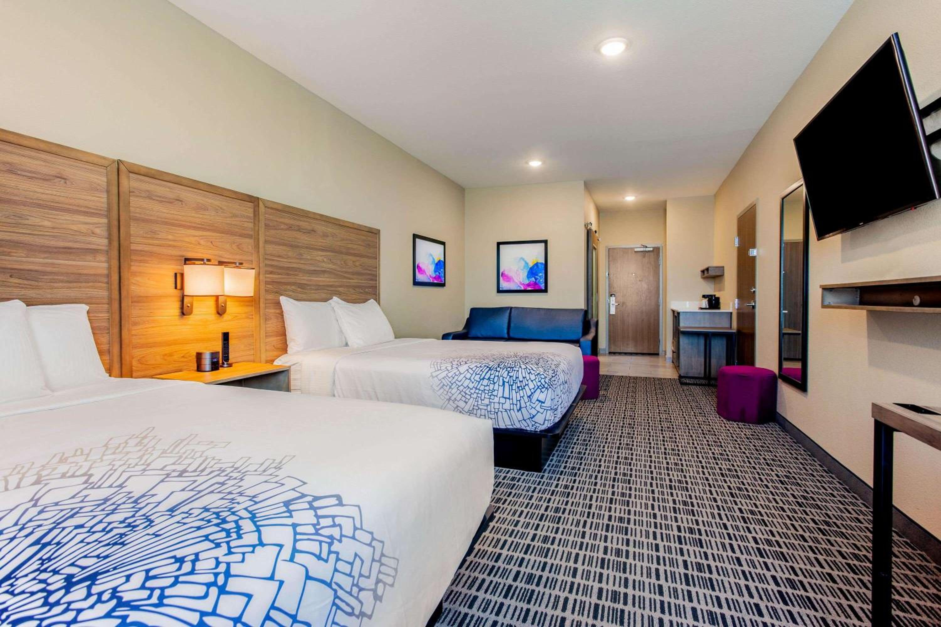 Deluxe Queen Room with Two Queen Beds - Non-Smoking - Photo 3