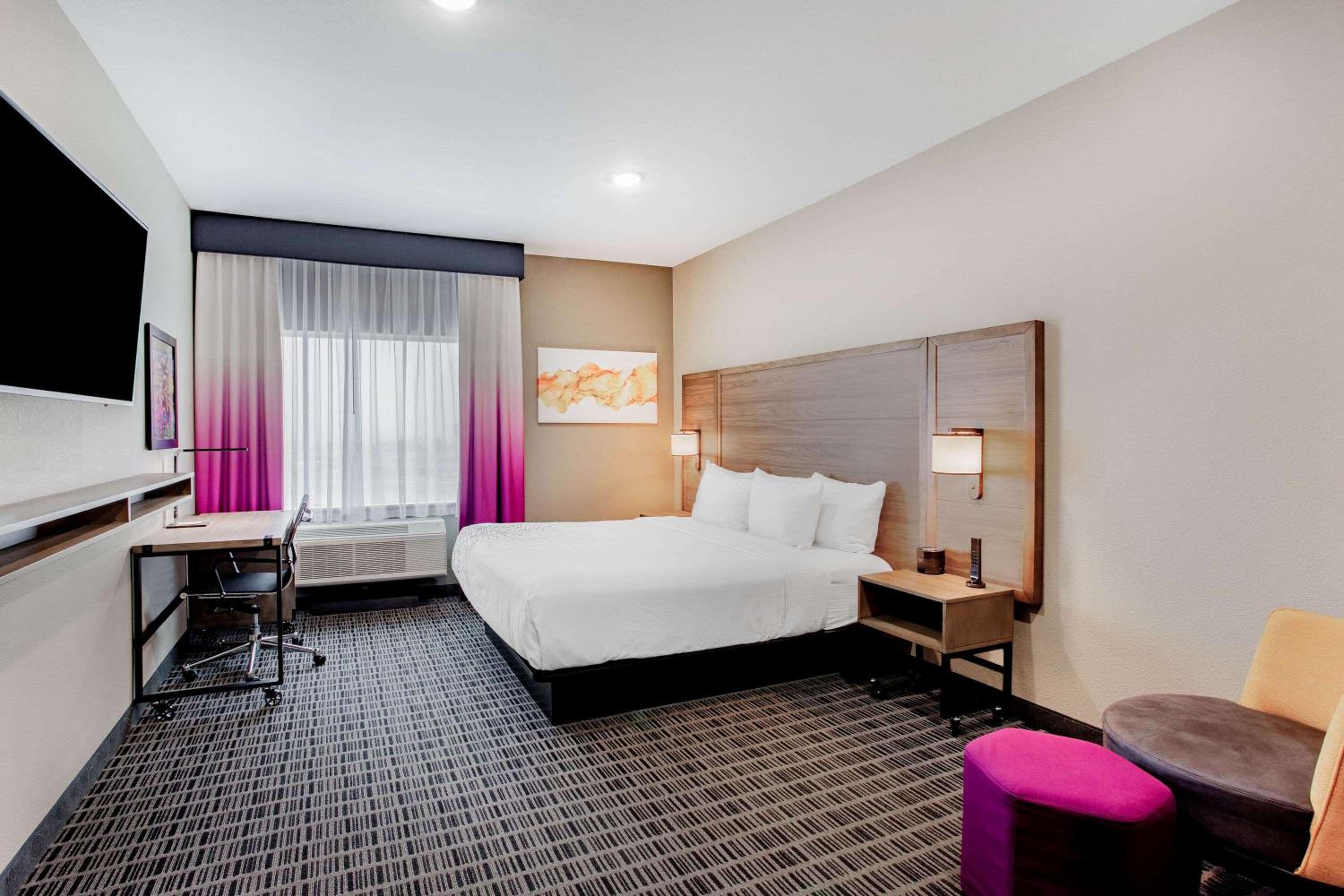 Deluxe King Room - Non-Smoking - Photo 3
