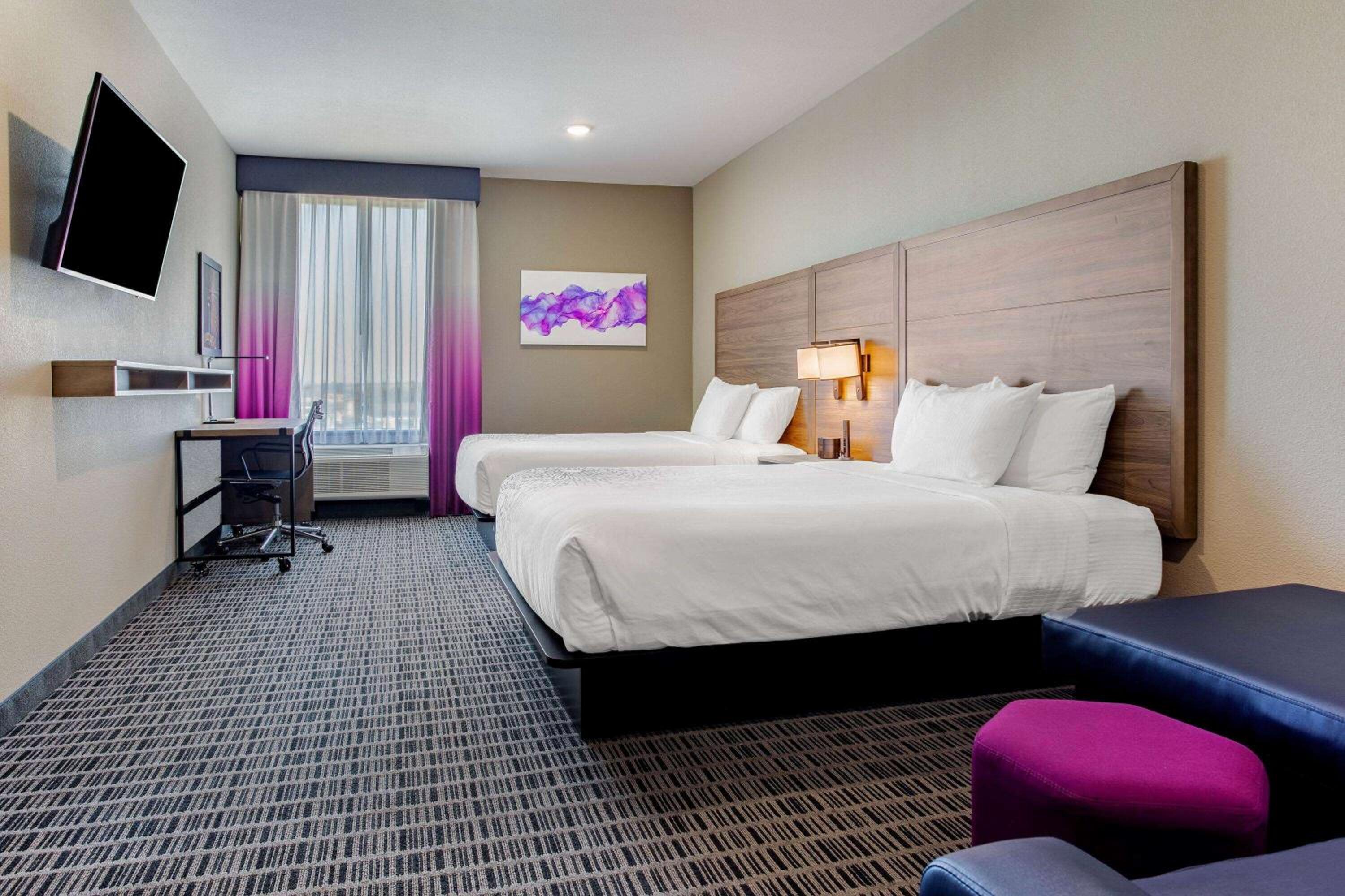 Deluxe Queen Room with Two Queen Beds - Non-Smoking - Photo 4