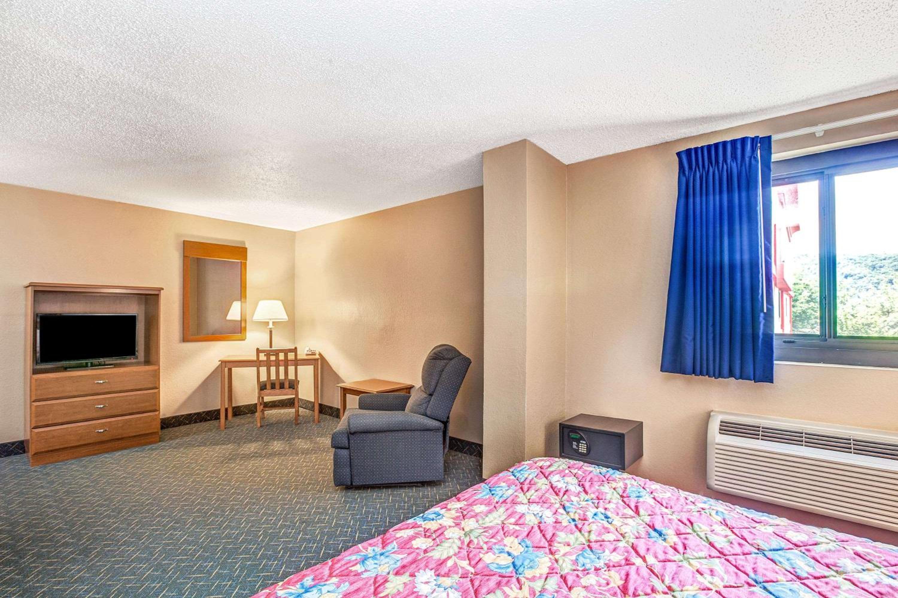 Deluxe Queen Room - Non-Smoking - Photo 1