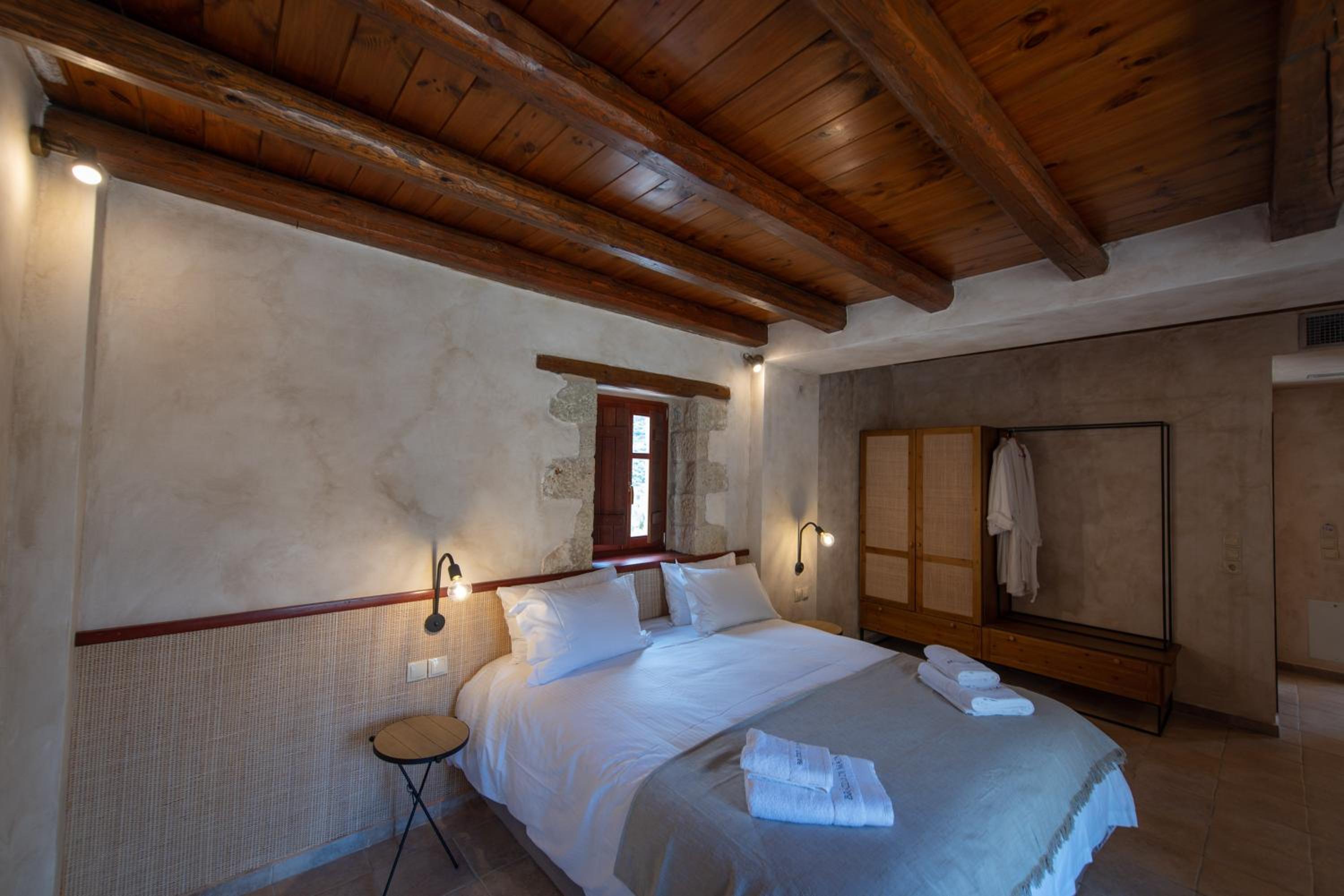 Suite with Jetted Tub and Side Sea View - Photo 5