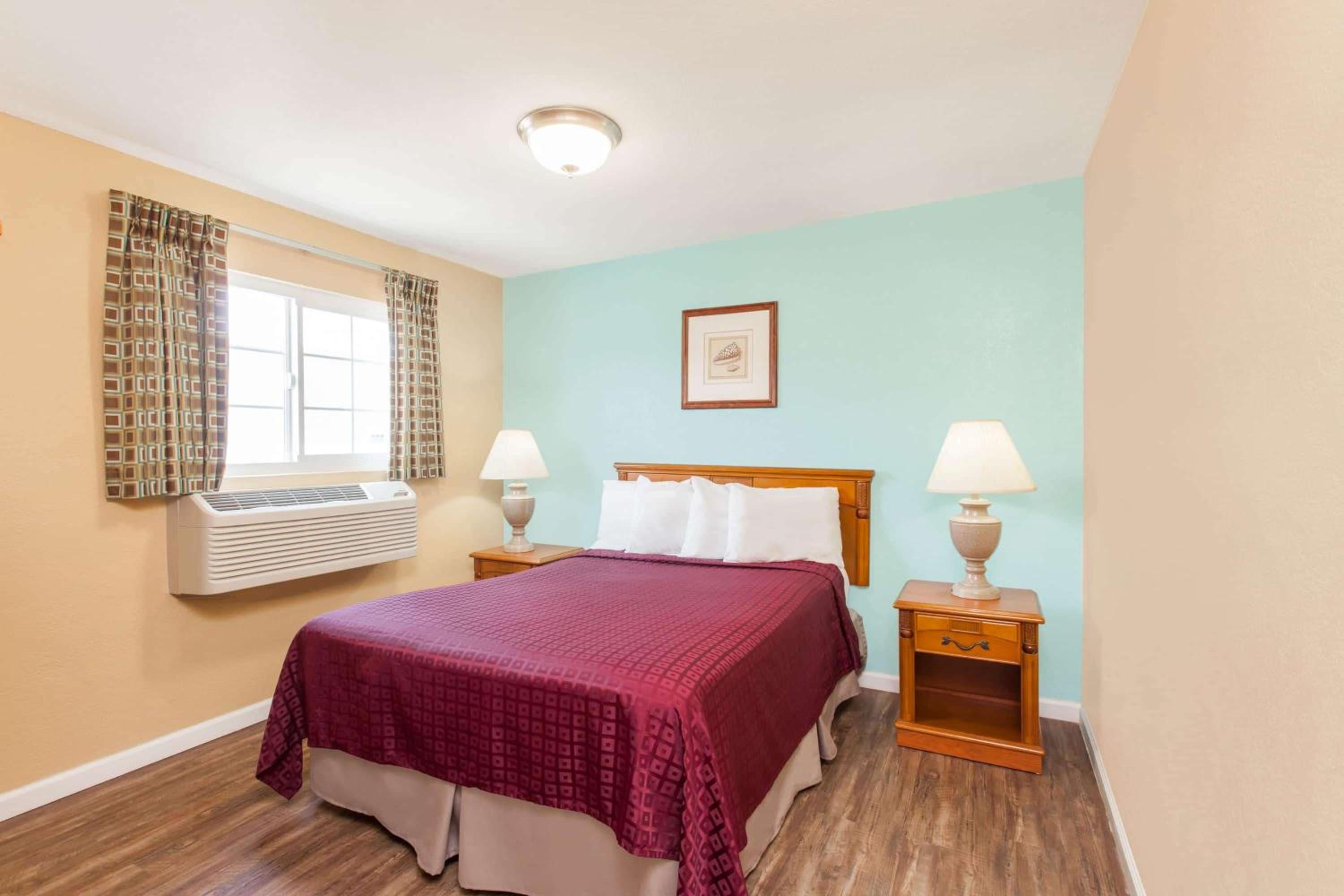One-Bedroom Suite with Two Queen Beds - Non-Smoking - Photo 3