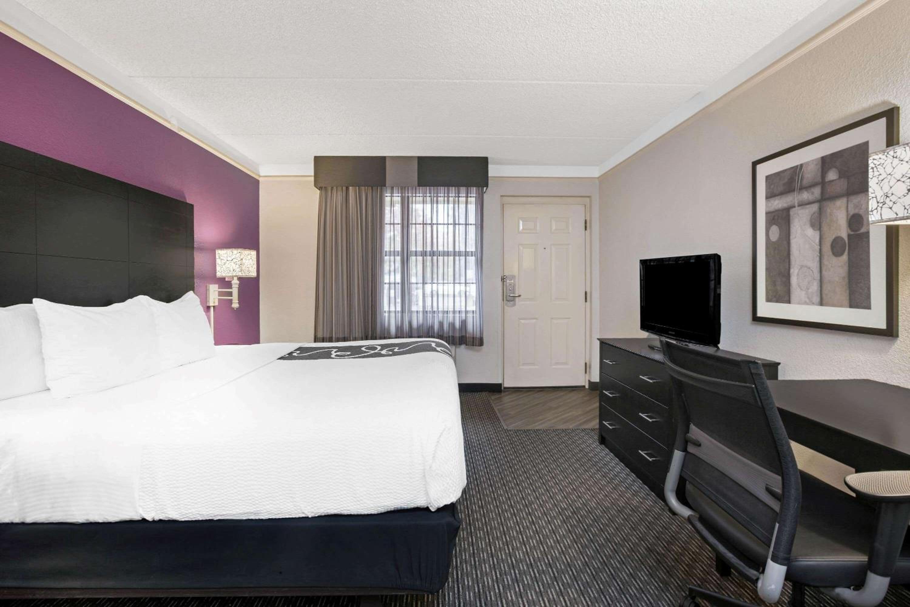 Deluxe King Room with Mobility Access and Bathtub with Grab Bars - Non-Smoking