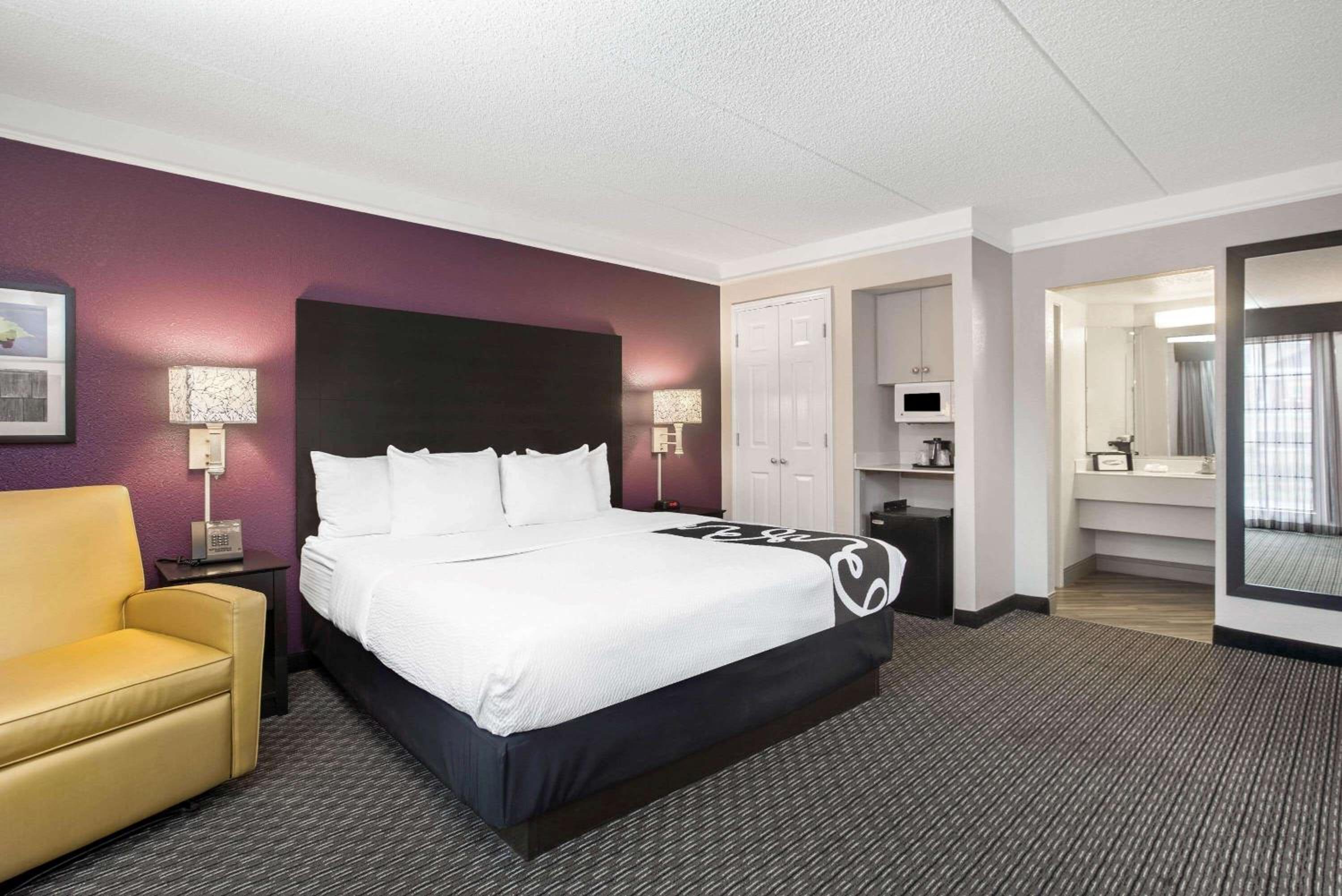 Deluxe Executive King Room - Non-Smoking photo 2
