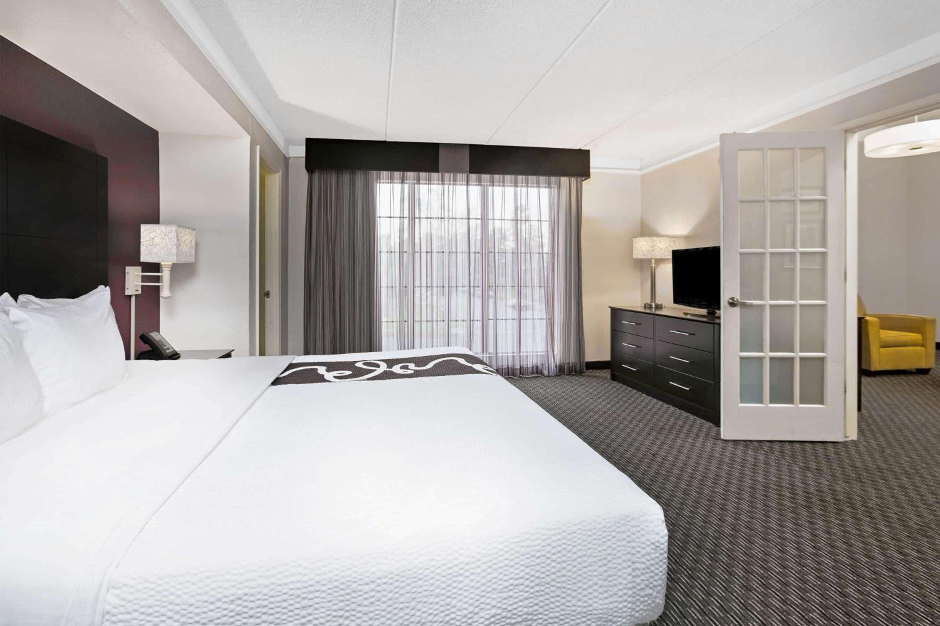 Deluxe King Suite - Non-Smoking photo 3