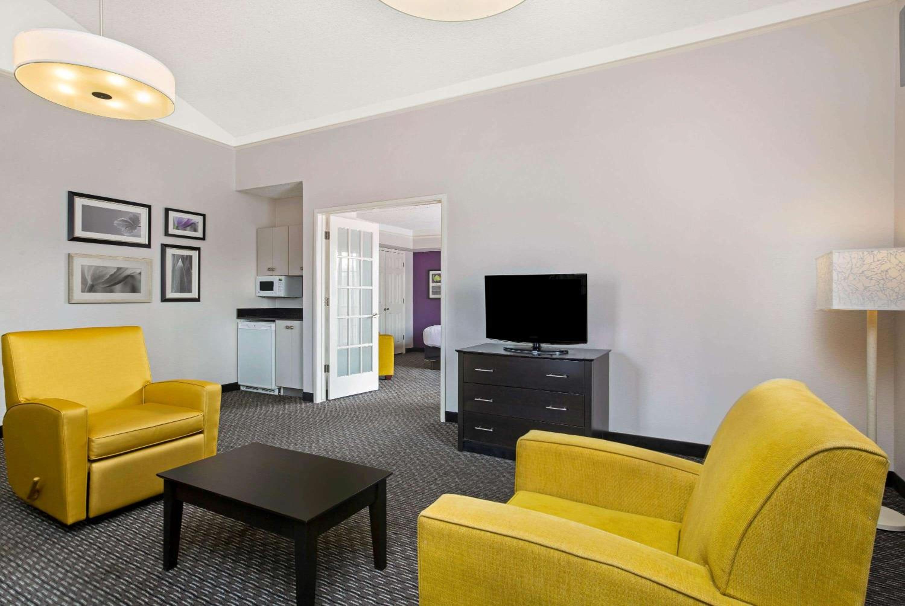 Deluxe King Suite - Non-Smoking photo 2