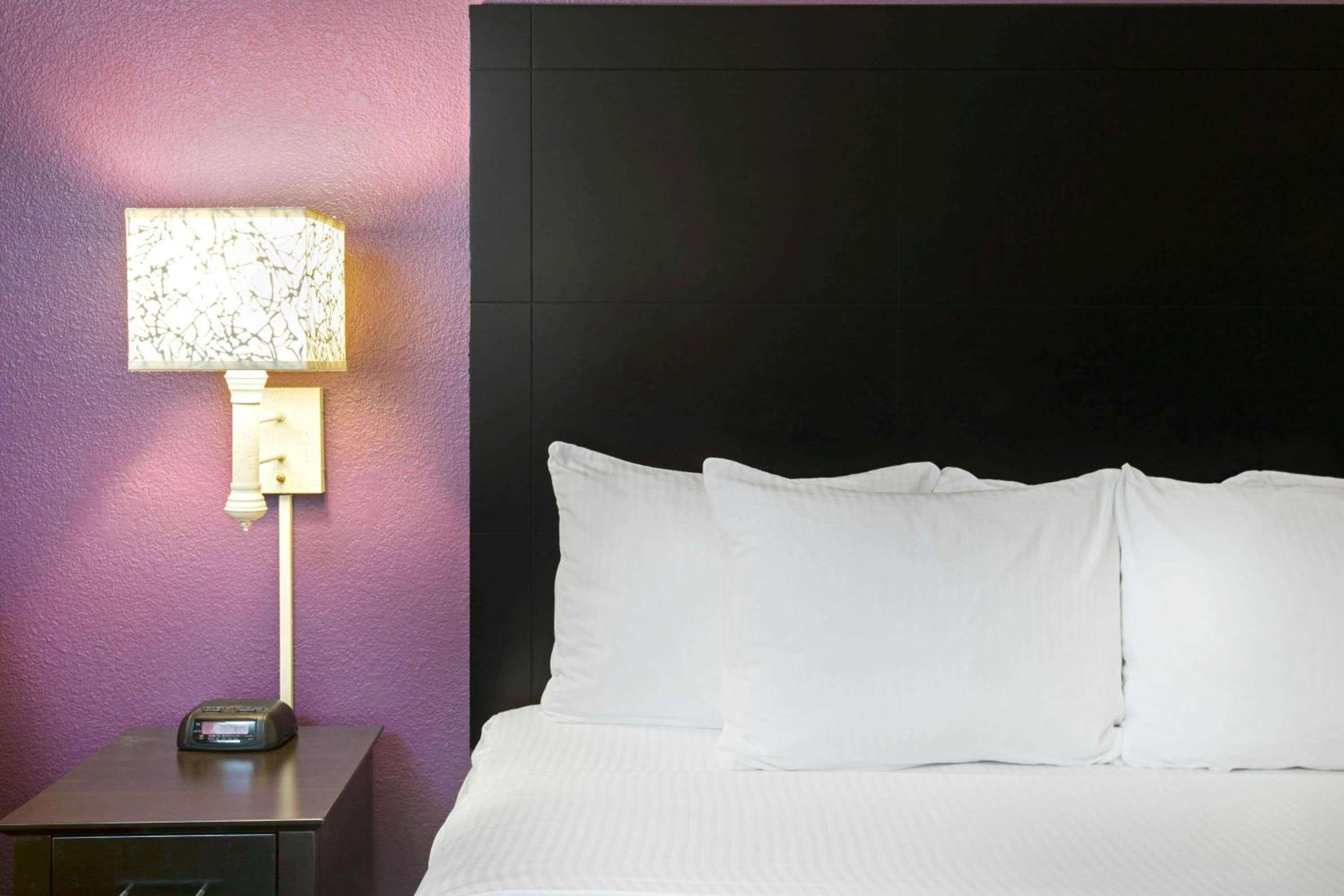 Deluxe King Room - Non-Smoking photo 3