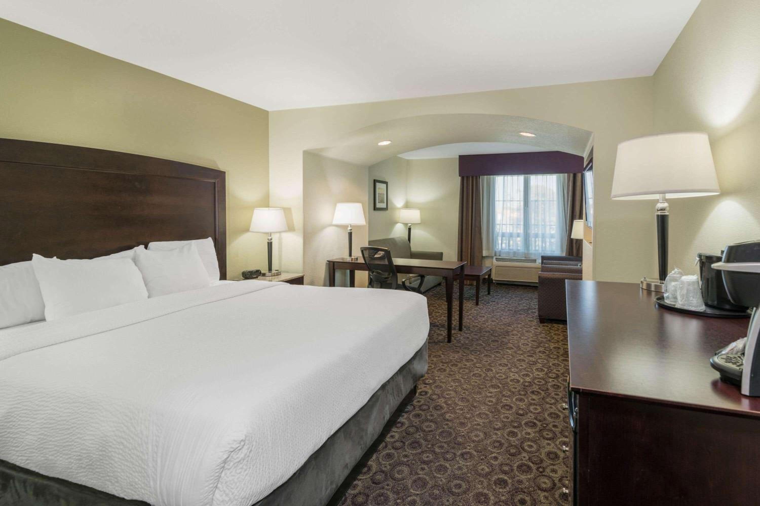 One-Bedroom King Suite with Sofa Bed - Non-Smoking - Photo 3