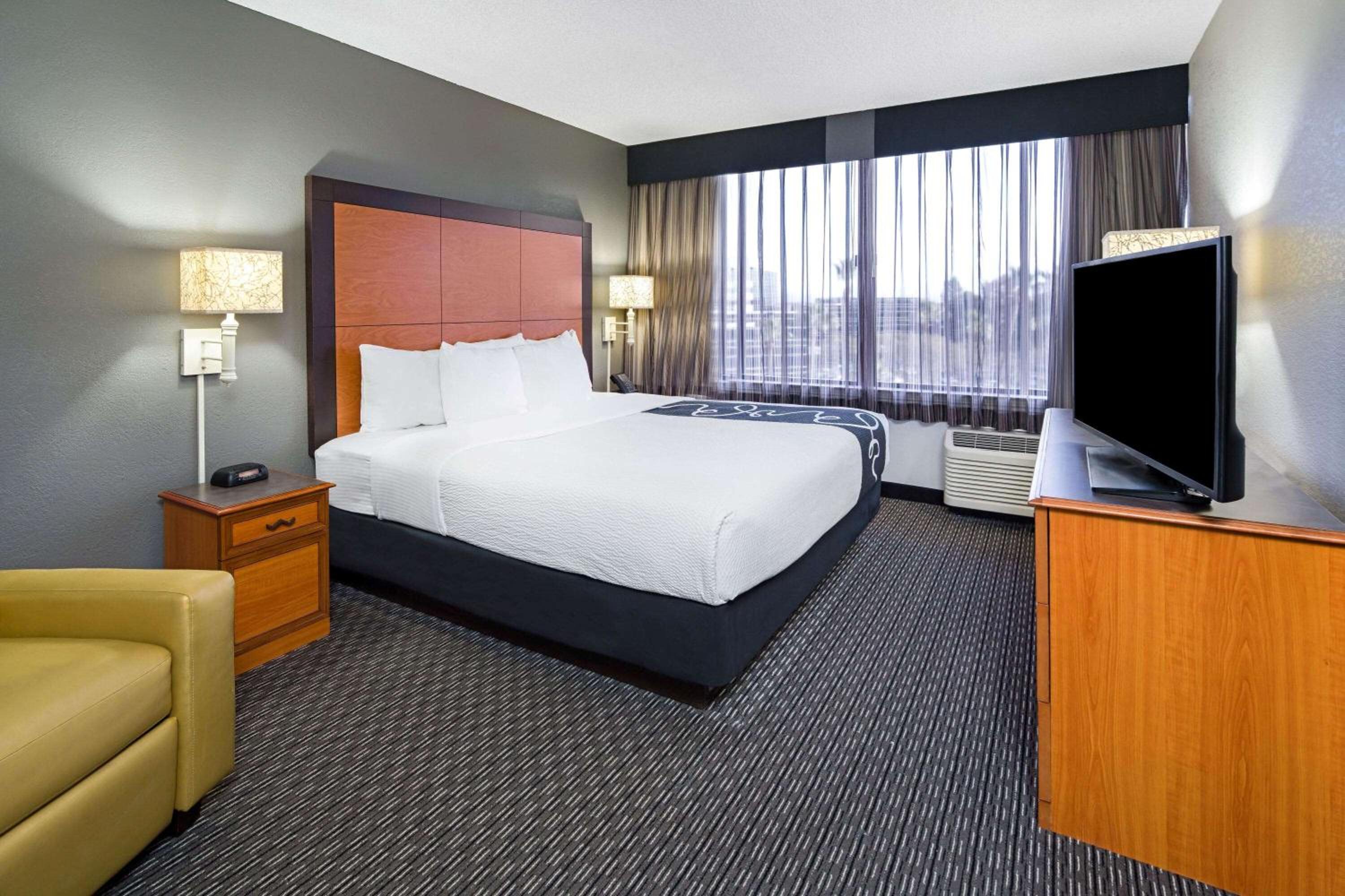 Deluxe King Suite - Non-Smoking photo 3