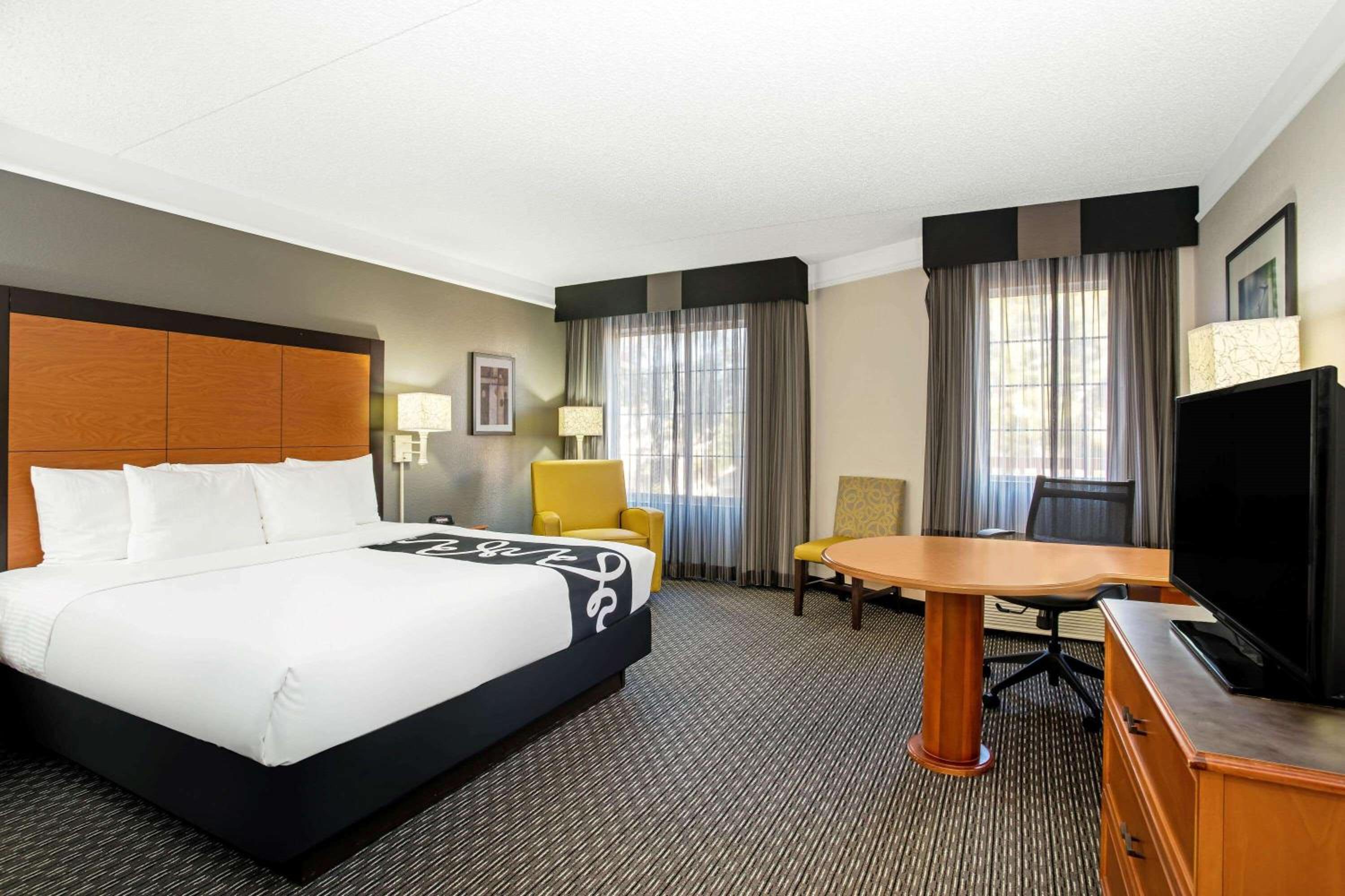 Deluxe King Room - Photo 2