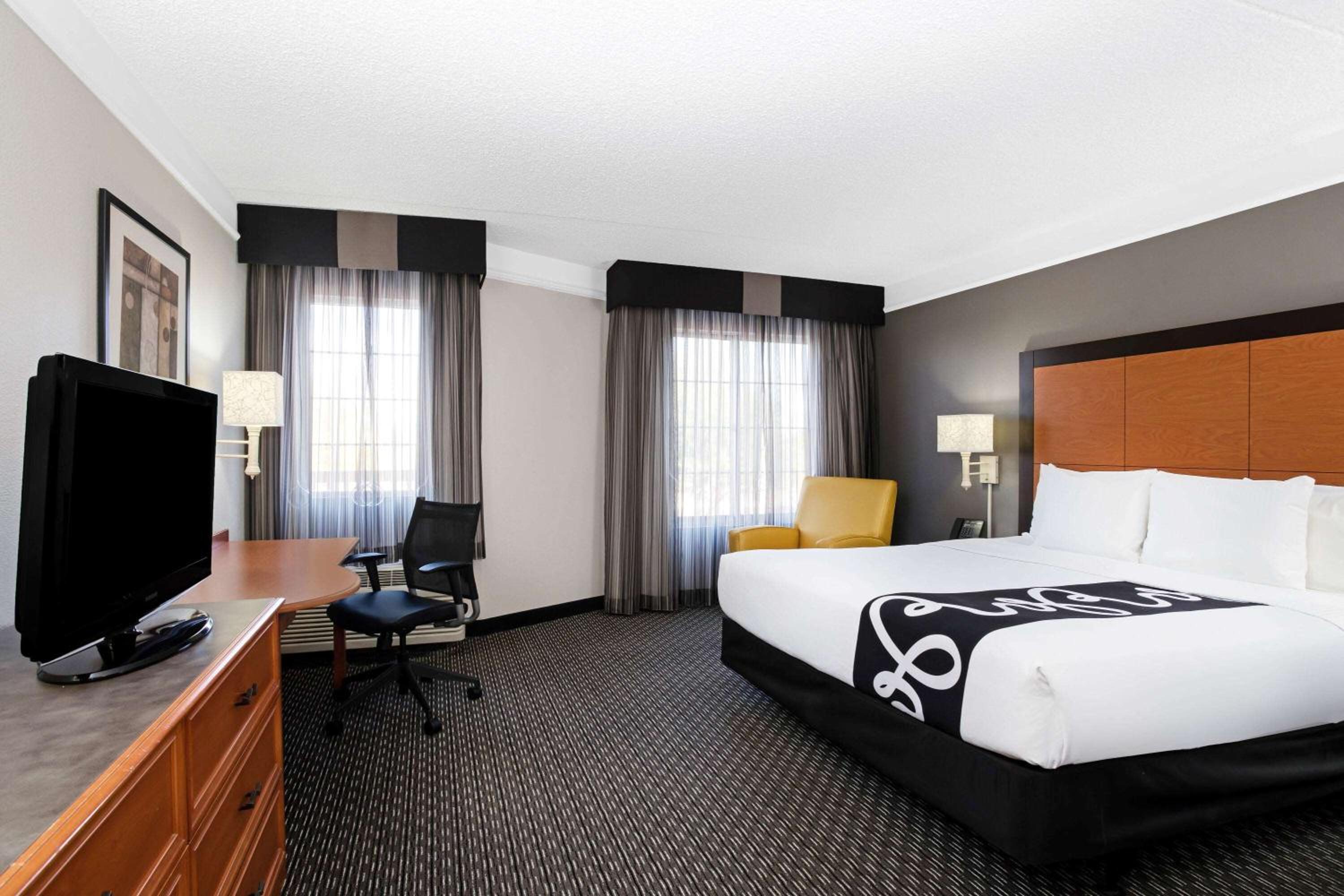 Deluxe King Room - Photo 3