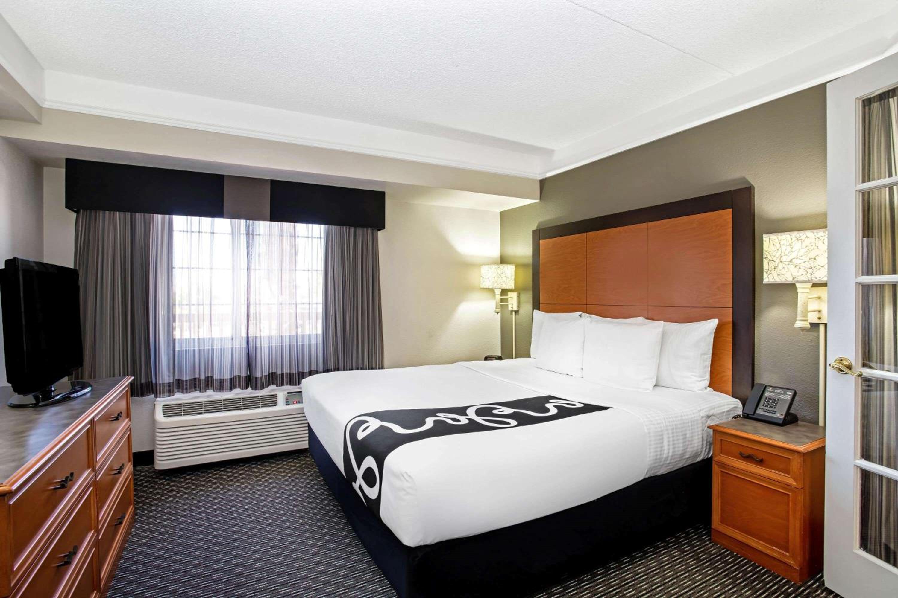 One-Bedroom King Suite - Non-Smoking - Photo 2