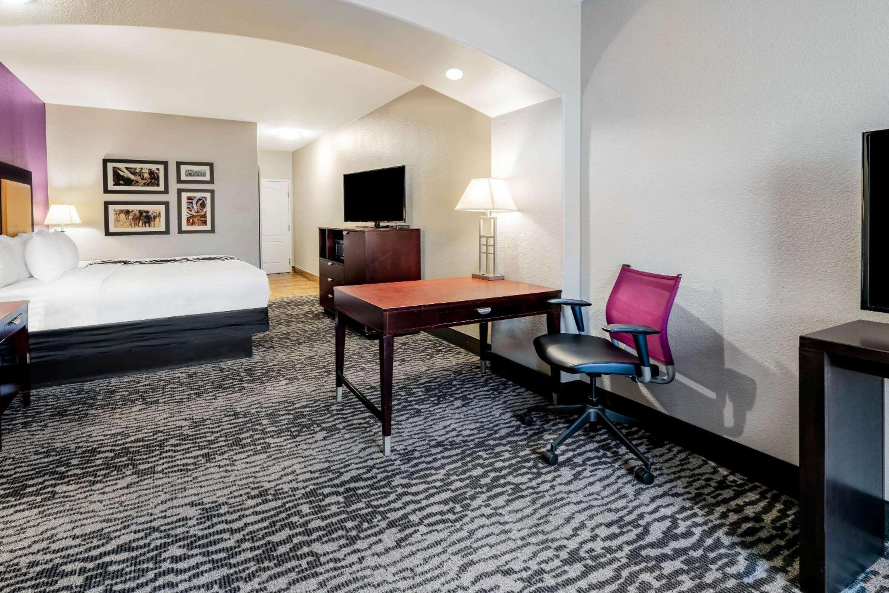 King Room with Bath Tub - Mobility/Hearing Accessible - Non-Smoking - Photo 1