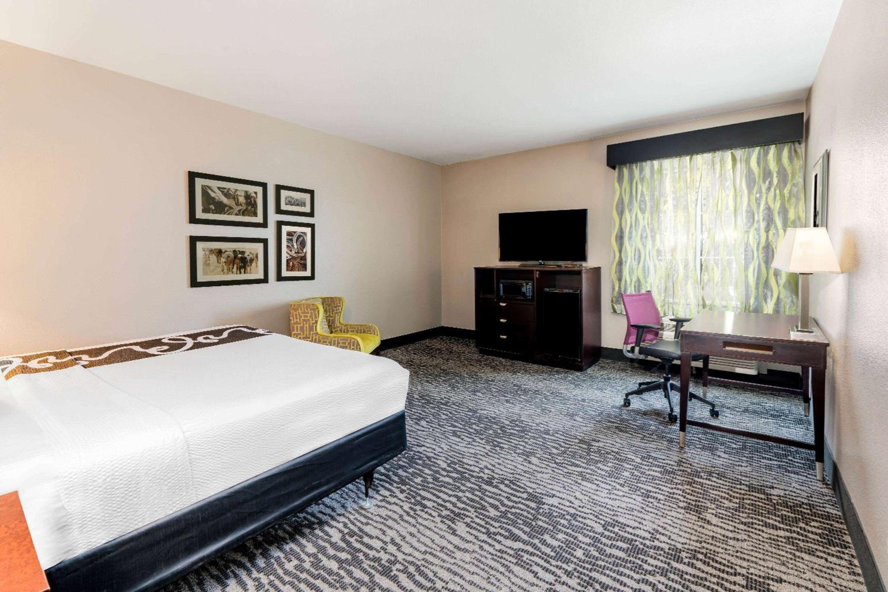 1 King Bed, Mobilitiy/Hearing Accessible Room, Bathtub w/ Grab Bars, Non-Smoking - Photo 1