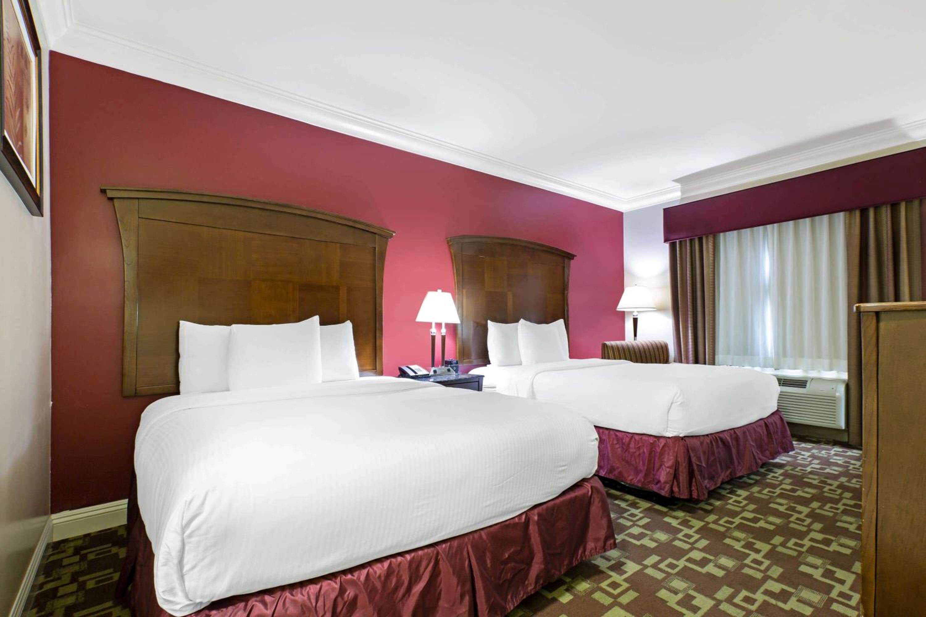 Queen Room with Two Queen Beds - Non-Smoking - Photo 2