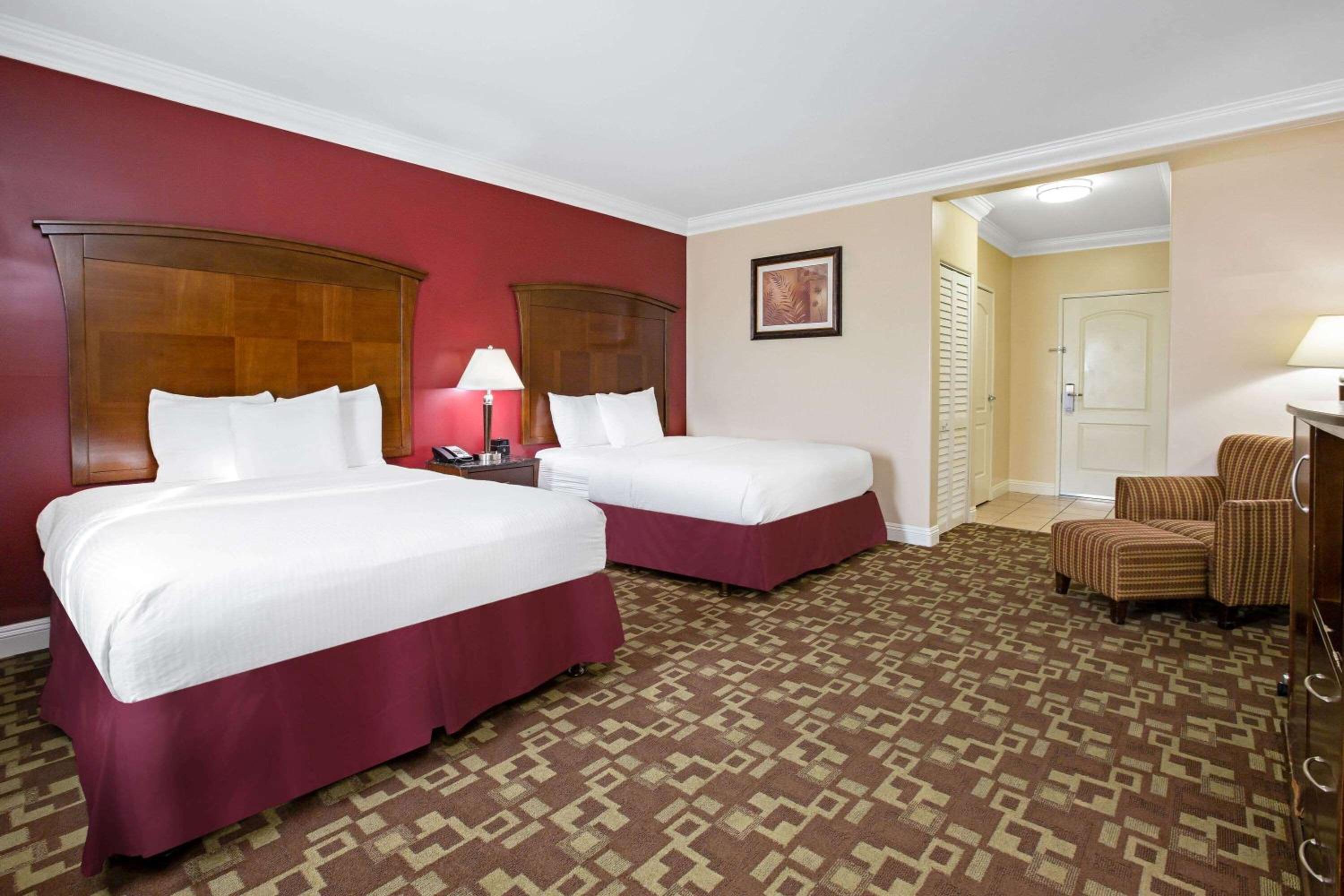 Queen Room with Two Queen Beds and Roll-In Shower - Mobility/Hearing Accessible - Non-Smoking photo 2