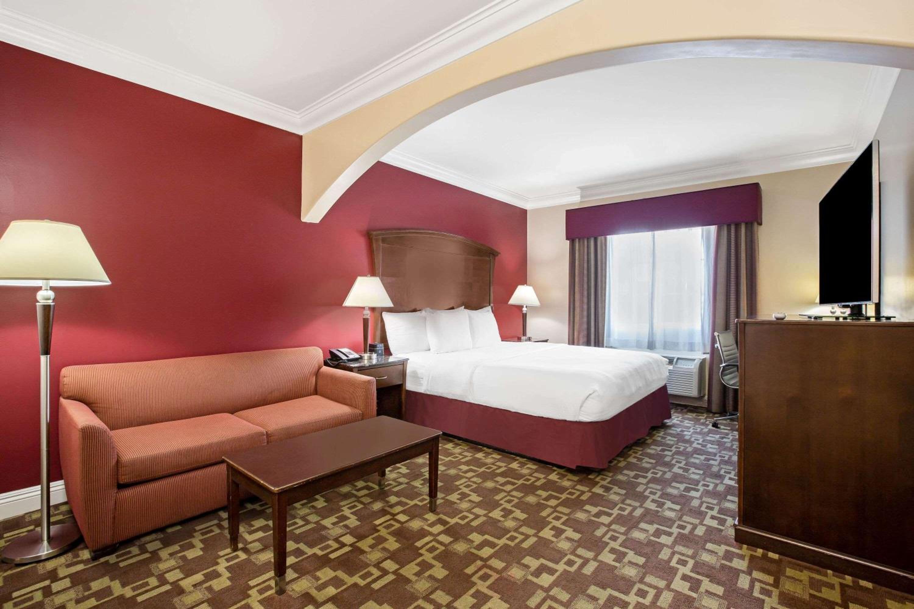 King Suite - Non-Smoking - Photo 2