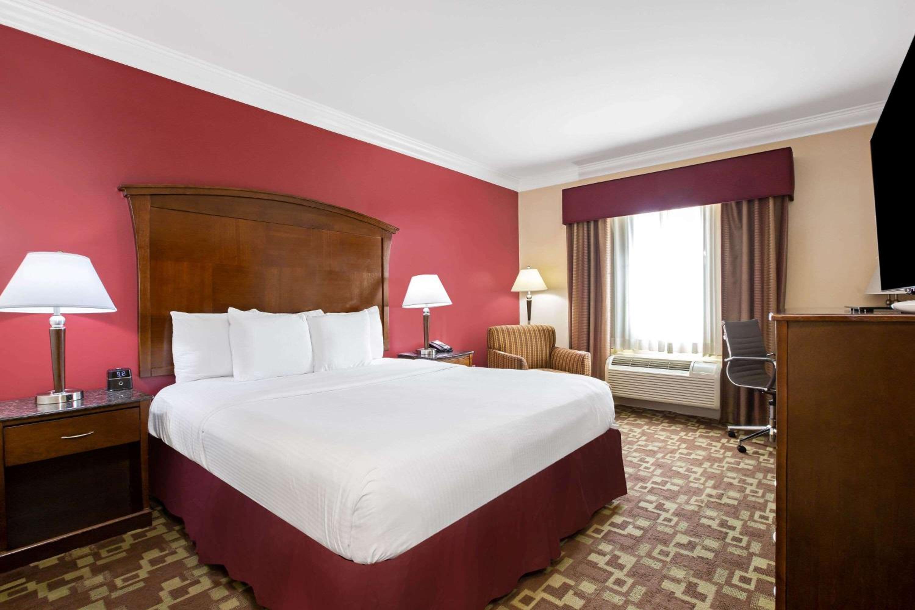 King Room - Non-Smoking - Photo 2