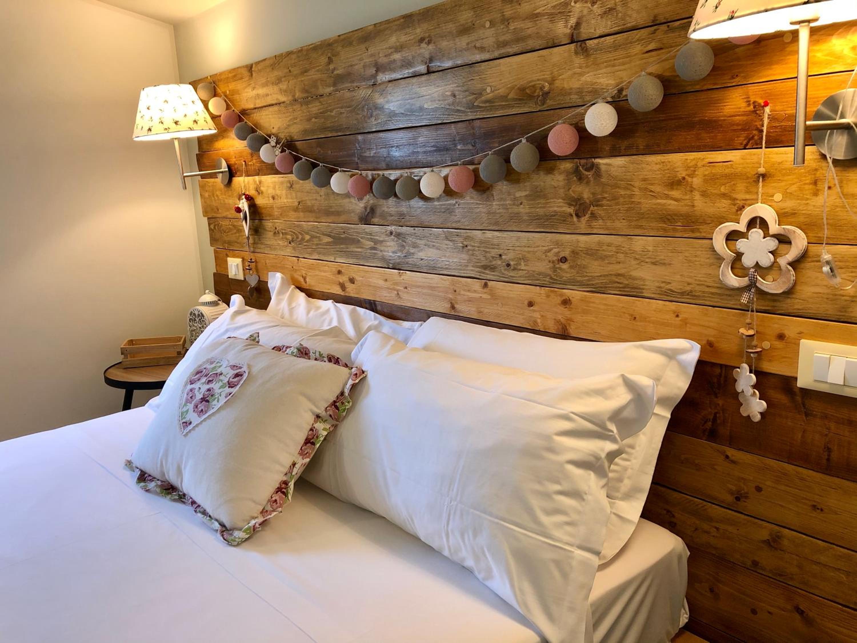 Deluxe Family Suite - Photo 12