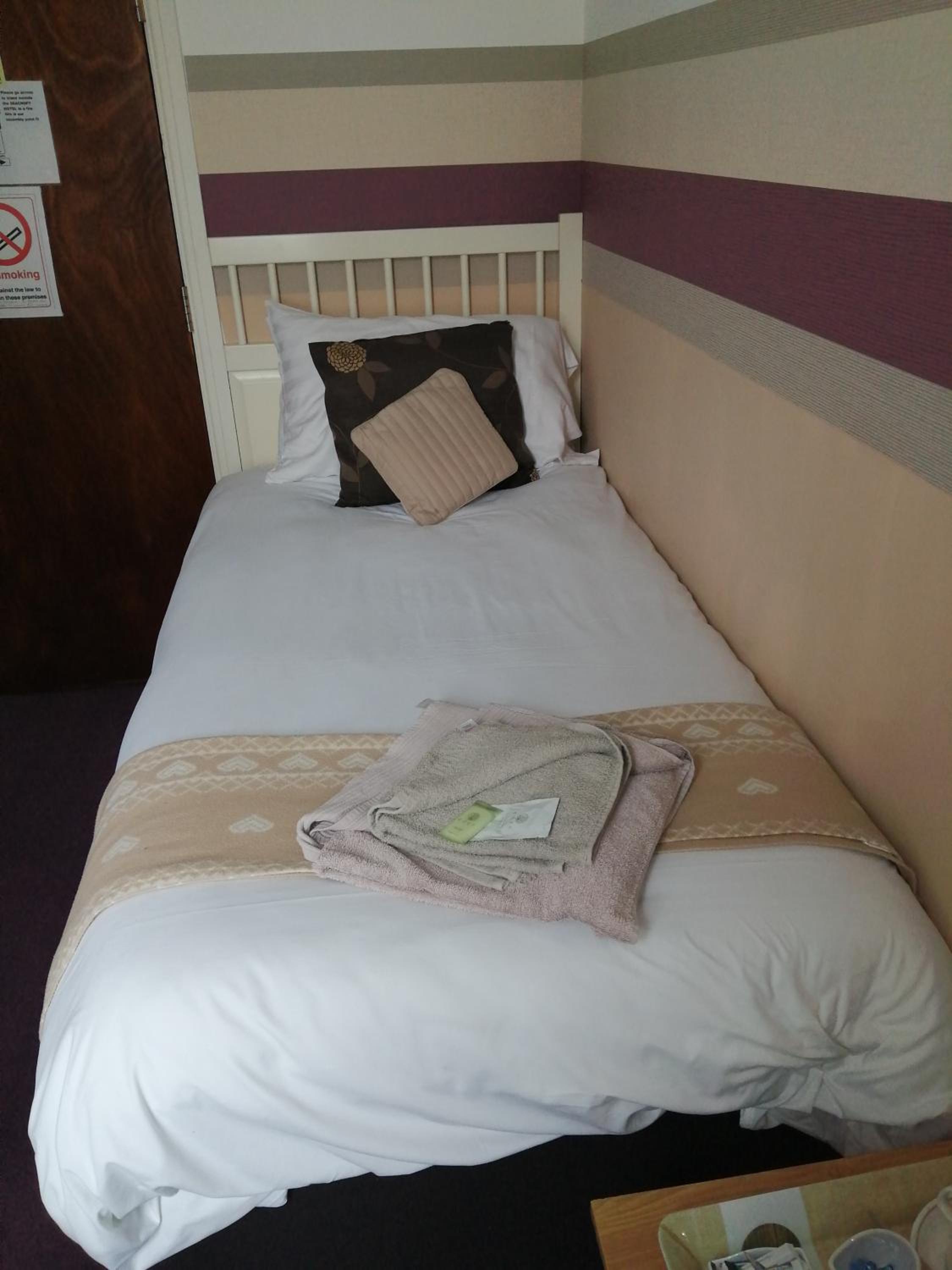 Single Room with Shared Bathroom photo 2