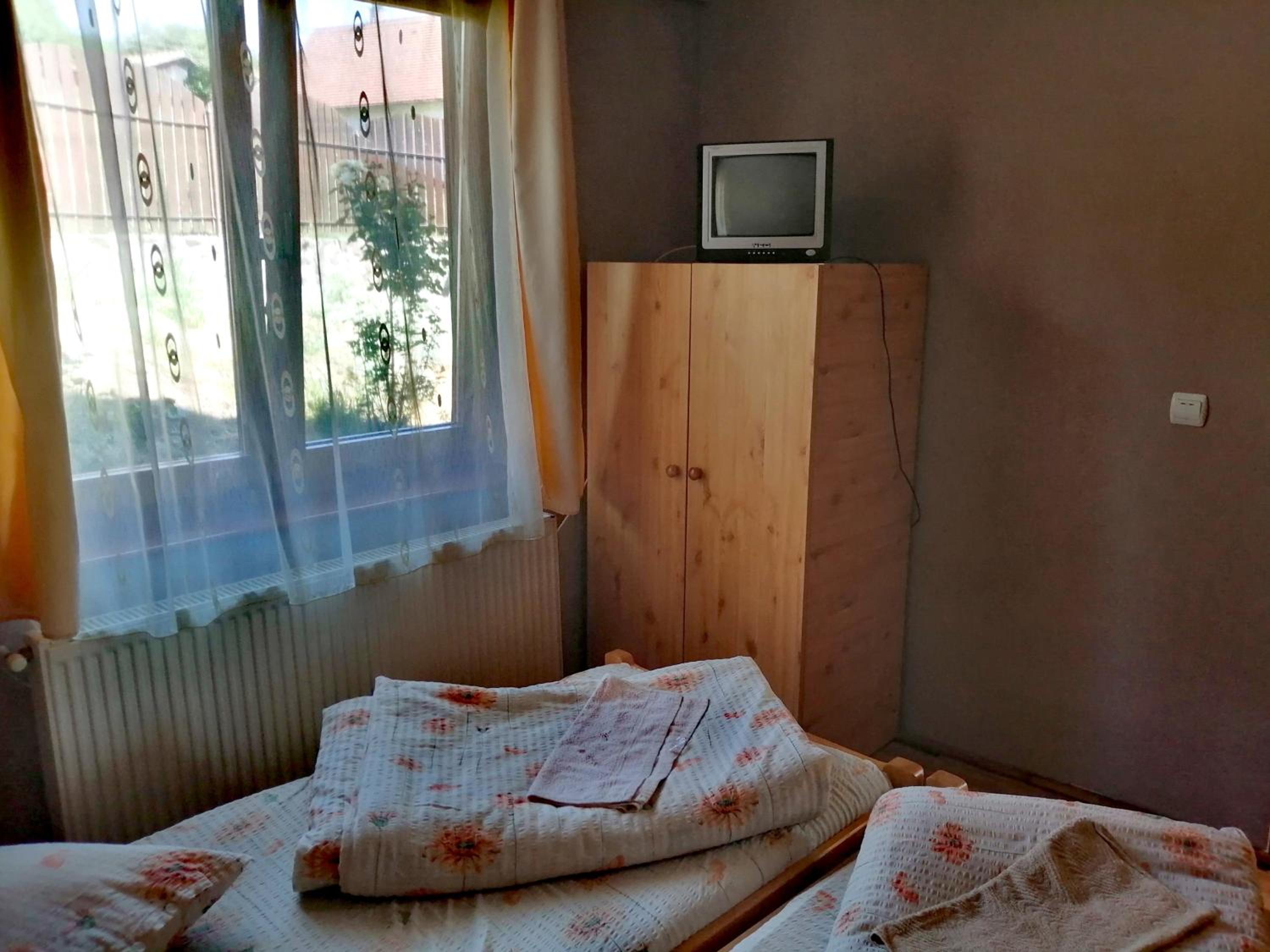 Twin Room with Bathroom - Photo 3