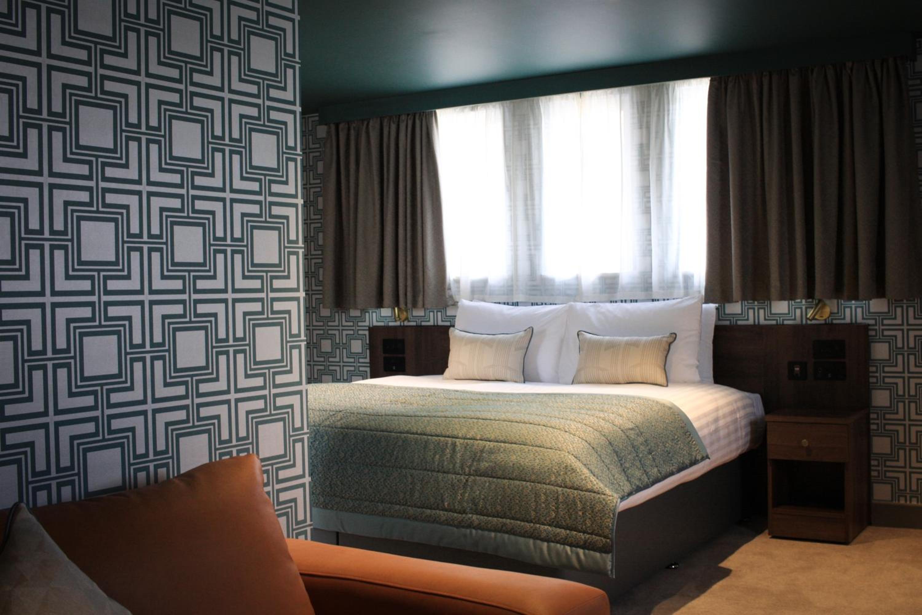 Suite - Photo 1