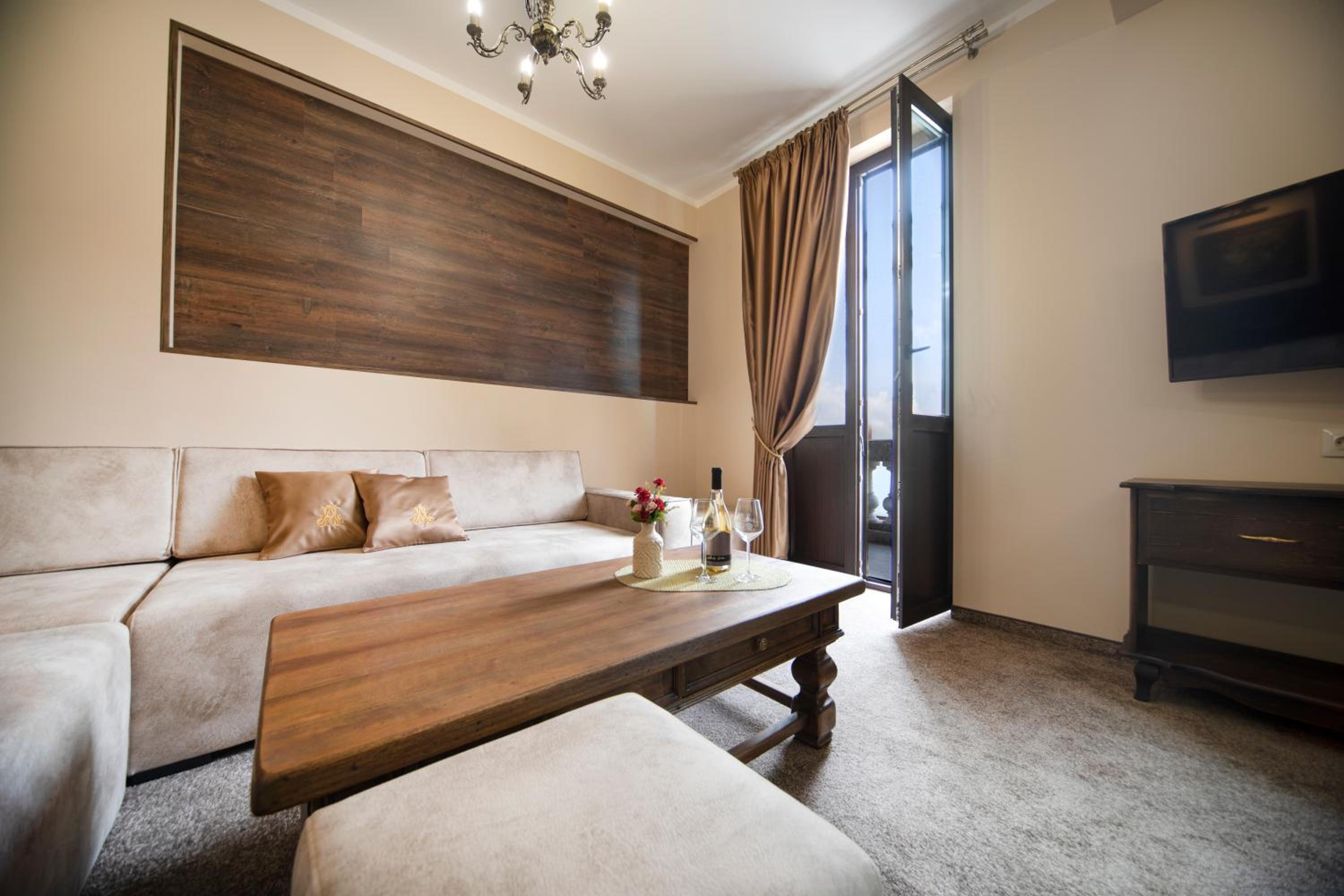 Apartment with Terrace - Free Parking - Photo 1