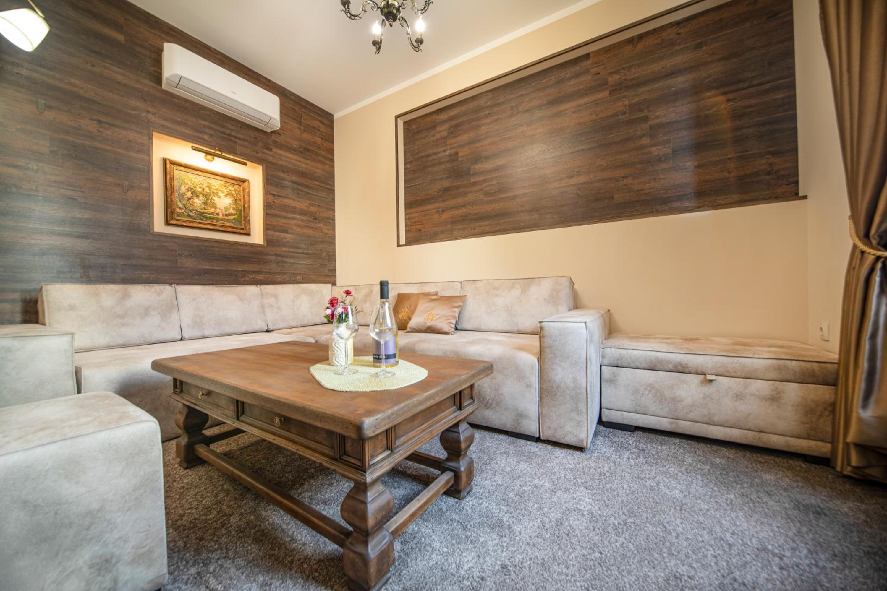 Apartment with Terrace - Free Parking - Photo 2