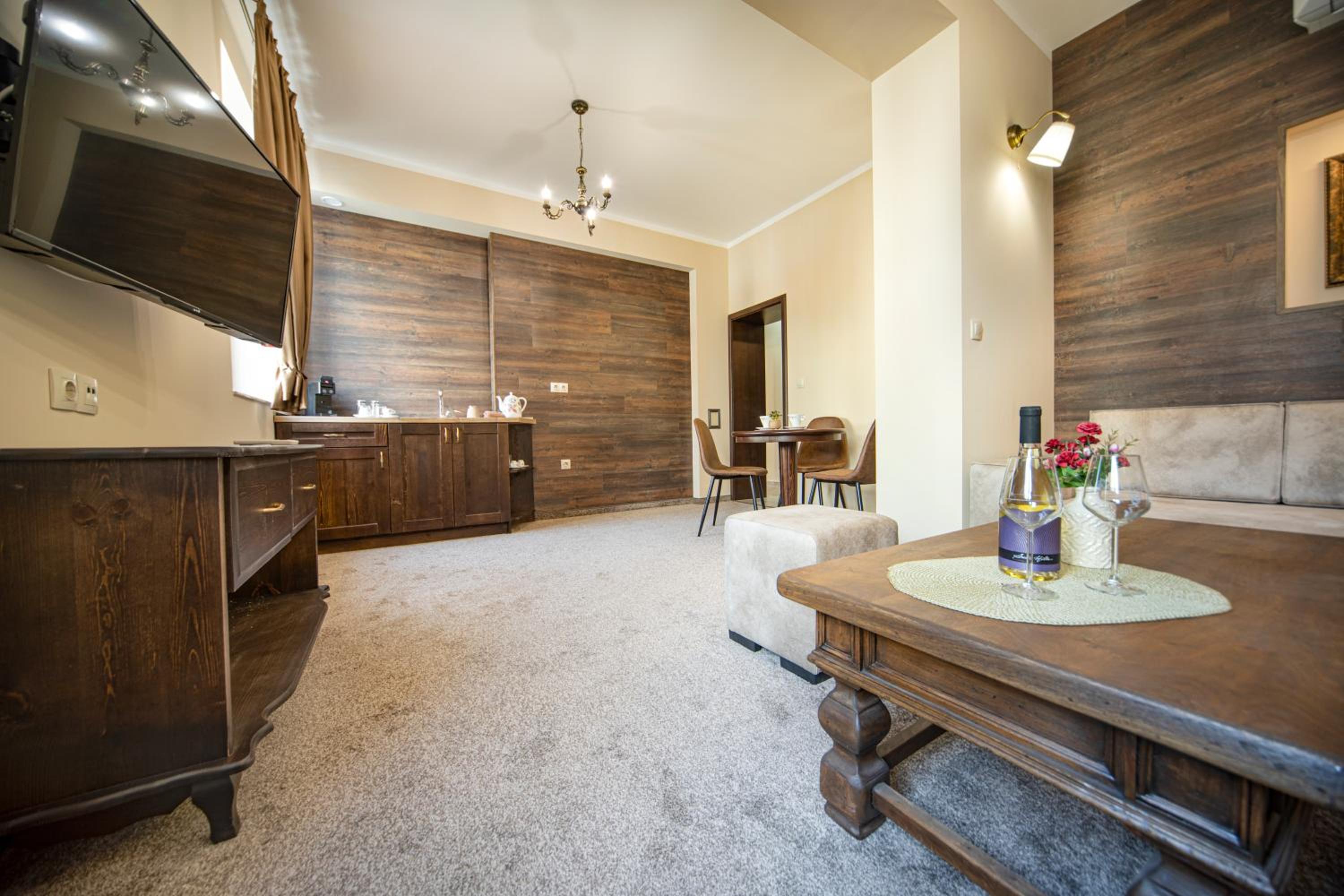 Apartment with Terrace - Free Parking - Photo 3