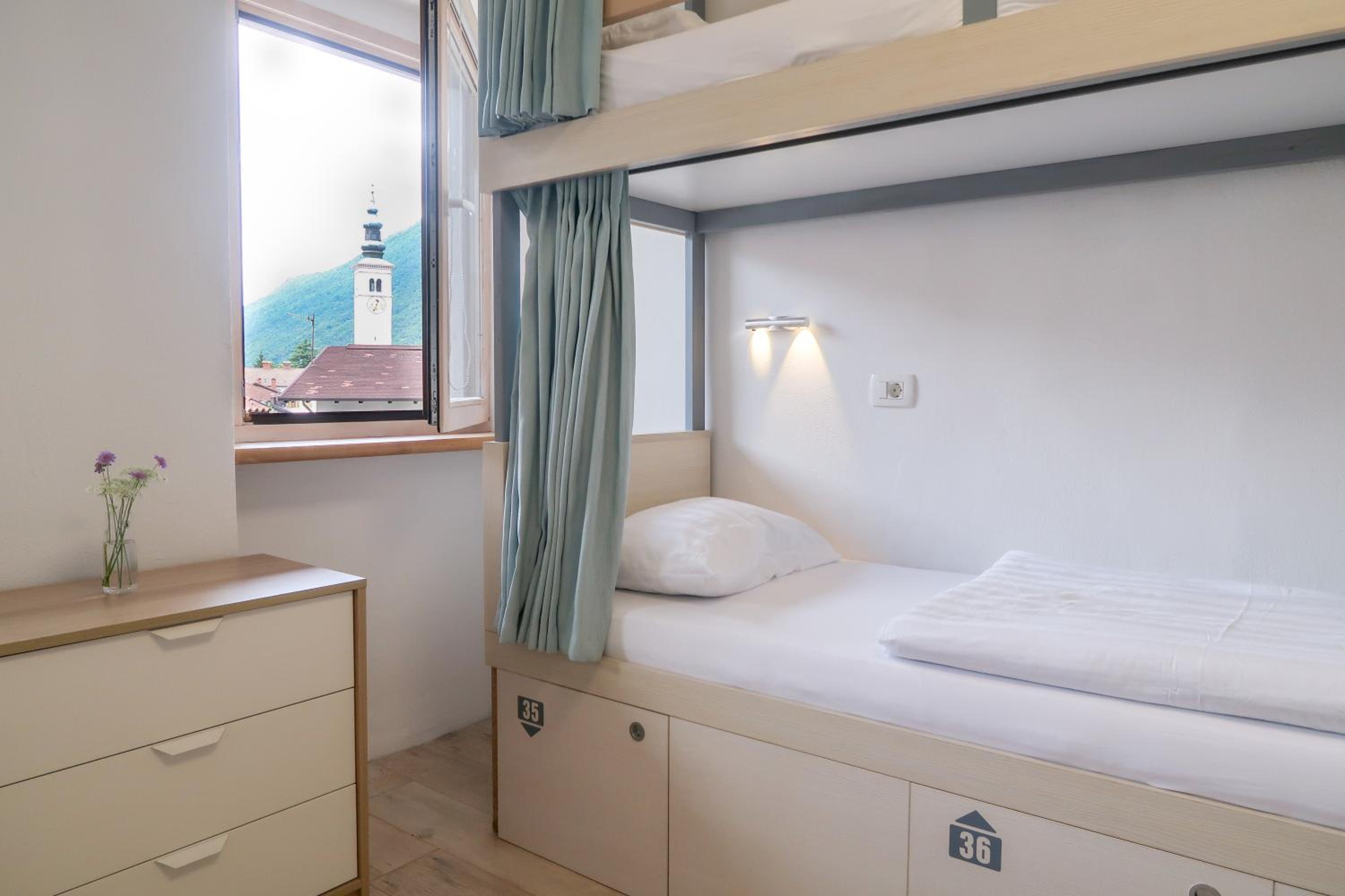 Bed in 8-Bed Mixed Dormitory Room photo 3