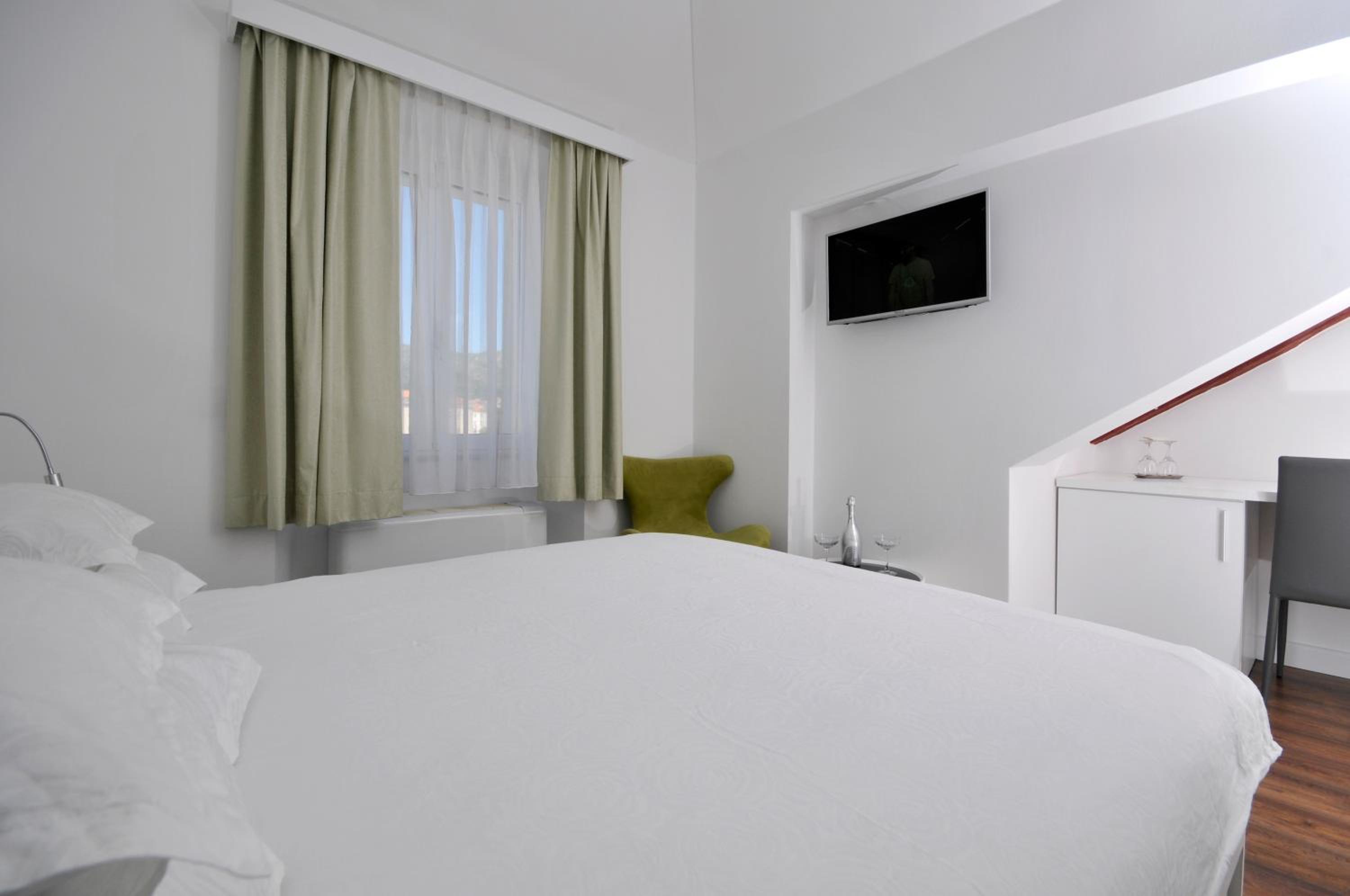 Double Room with Sea View - Photo 7