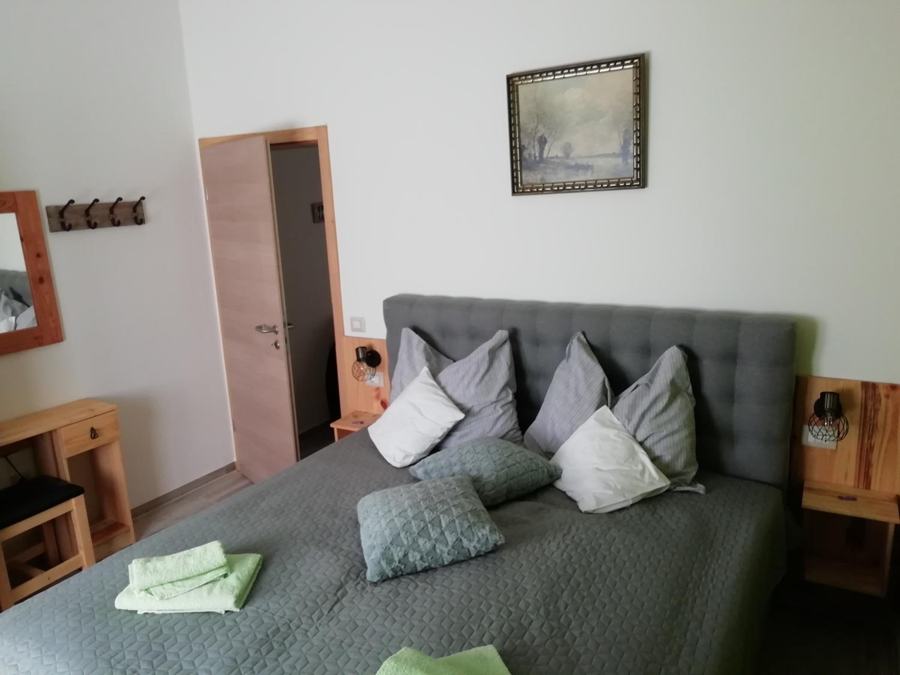 One-Bedroom Apartment photo 1
