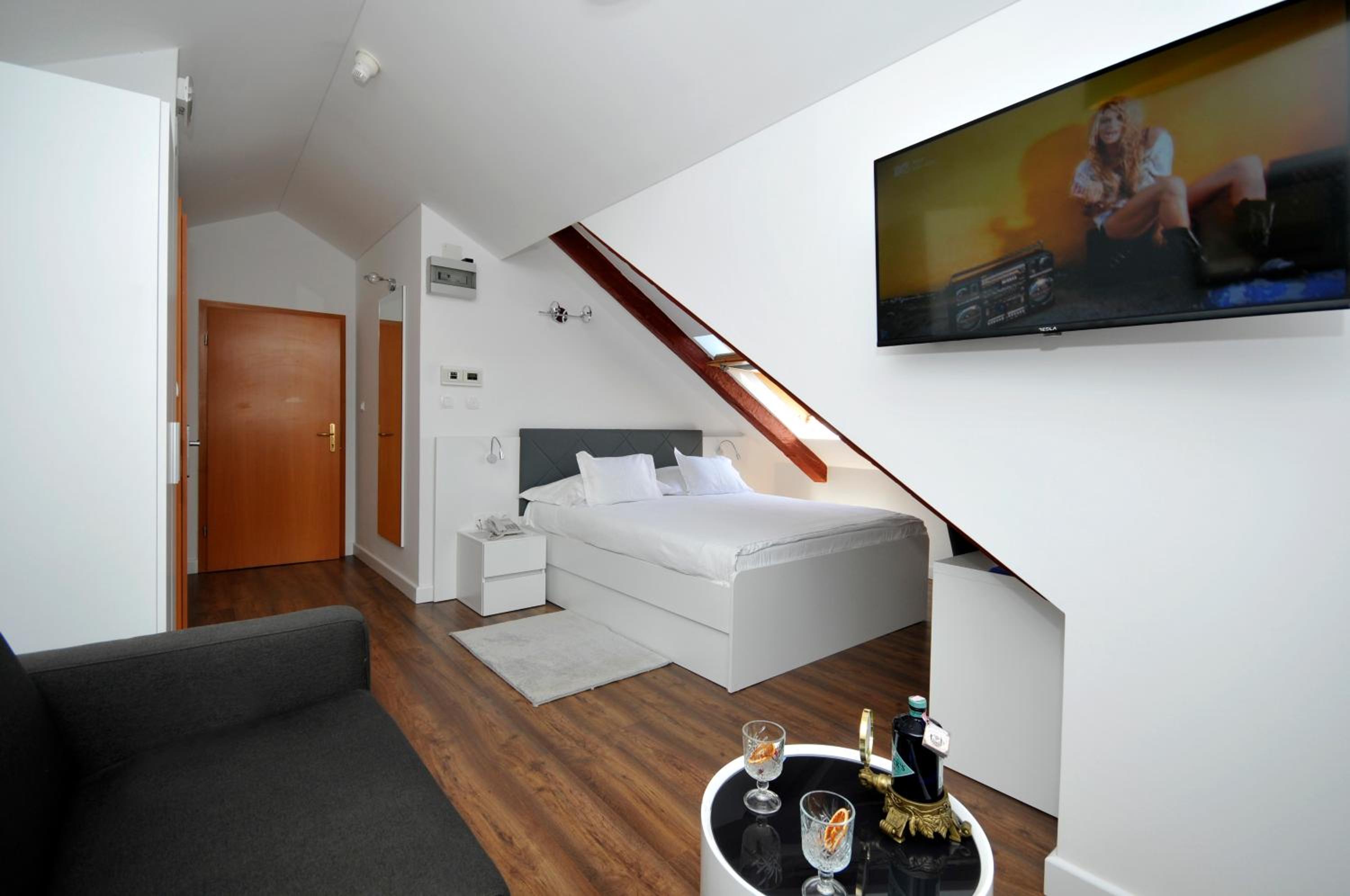 Double Room - Photo 9