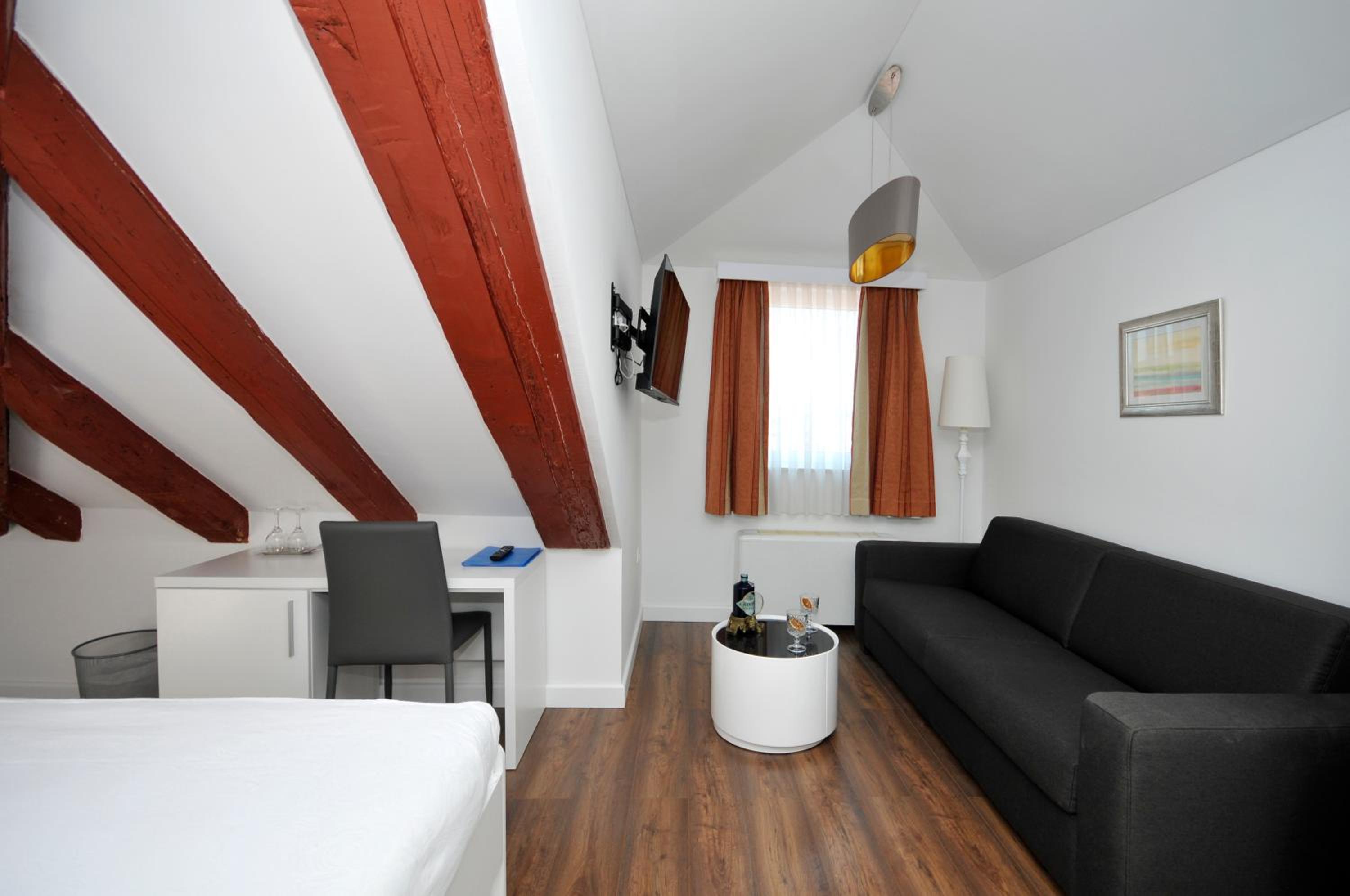 Double Room - Photo 8