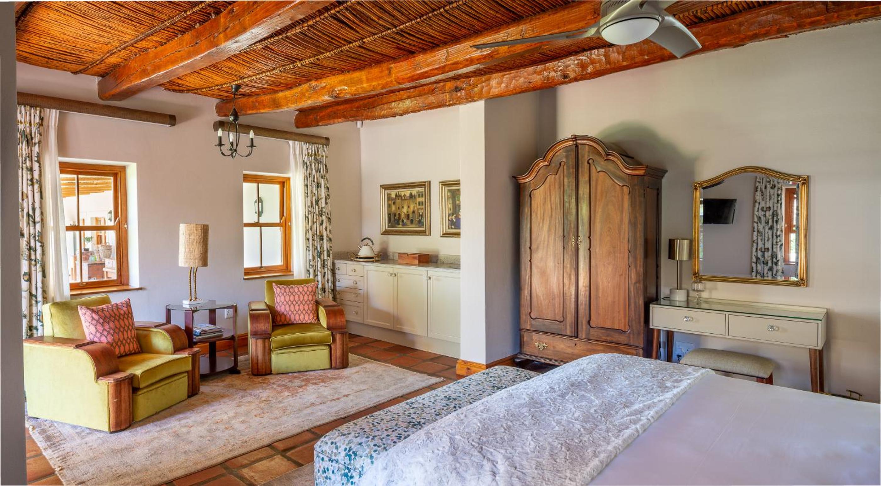 Deluxe King Room - Photo 2