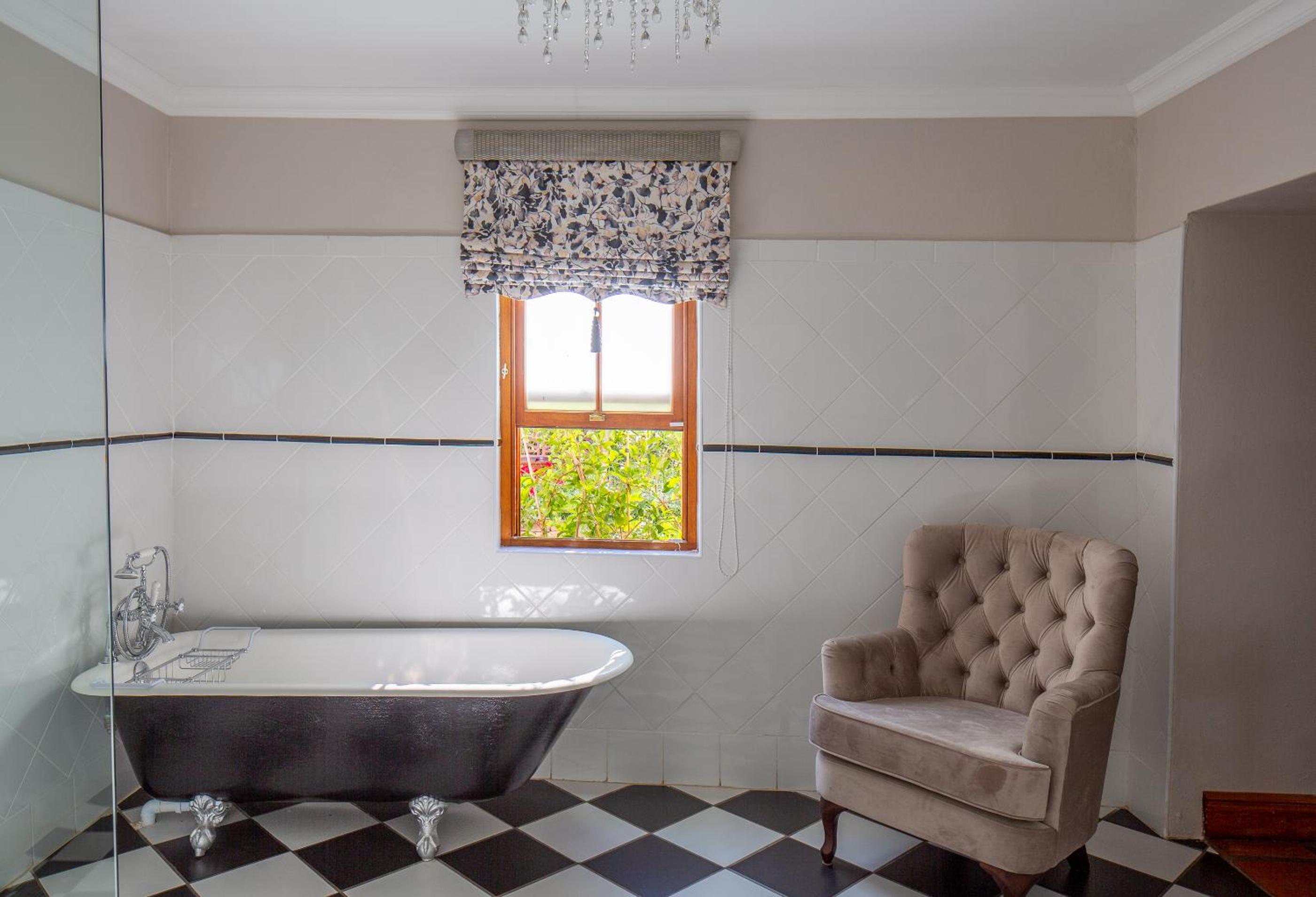 Deluxe King Room - Photo 5