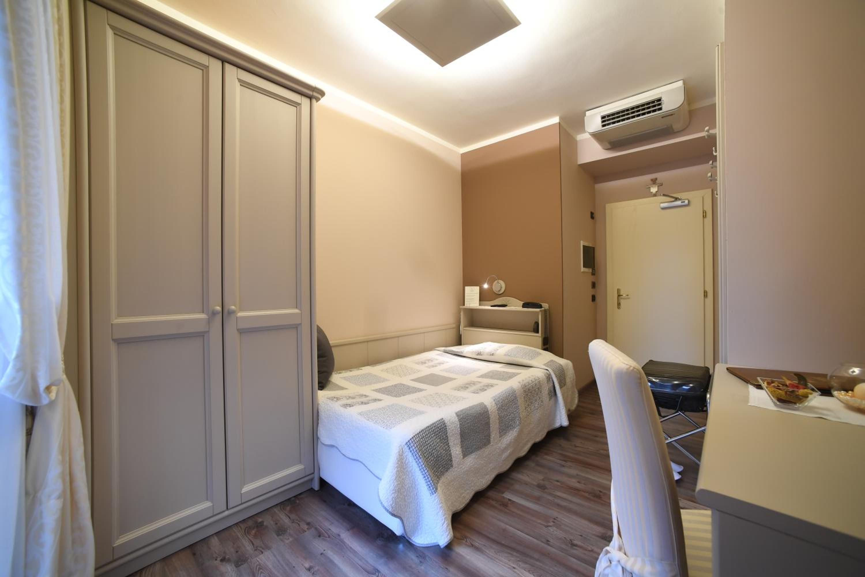Double or Twin Room - Single Use photo 3
