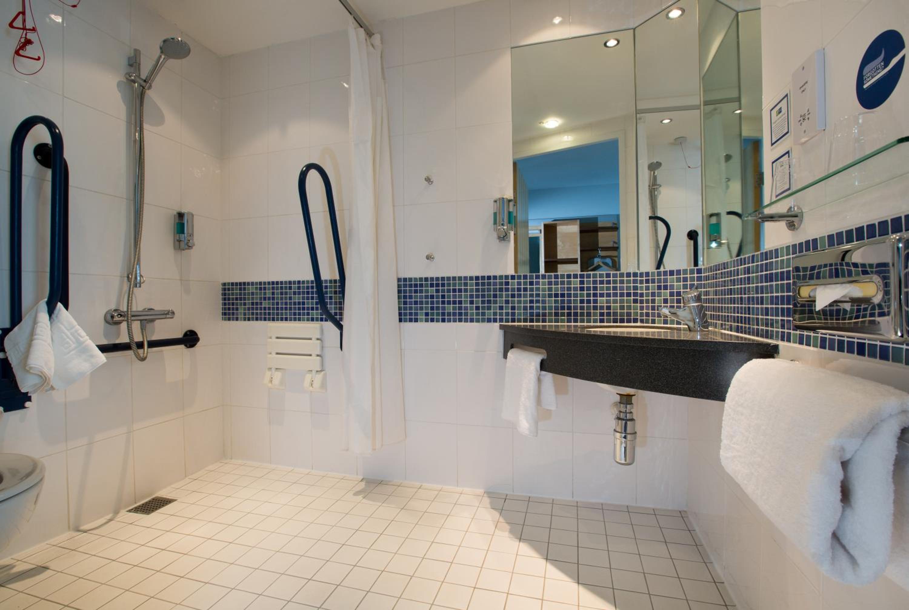 Standard Twin Room with Free Hot Breakfast - Accessible - Photo 5