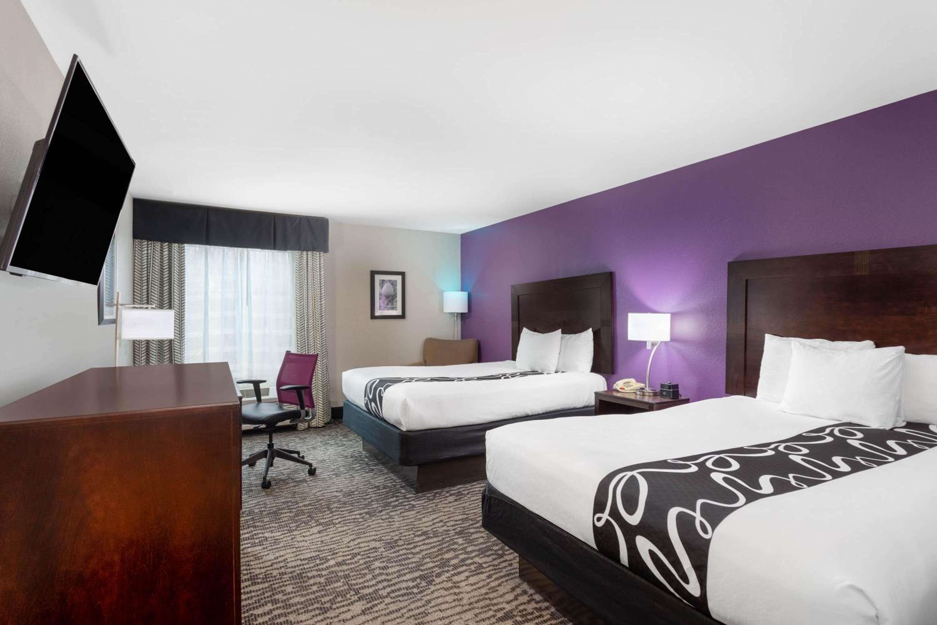 Queen Room with Two Queen Beds - Non-Smoking - Photo 2