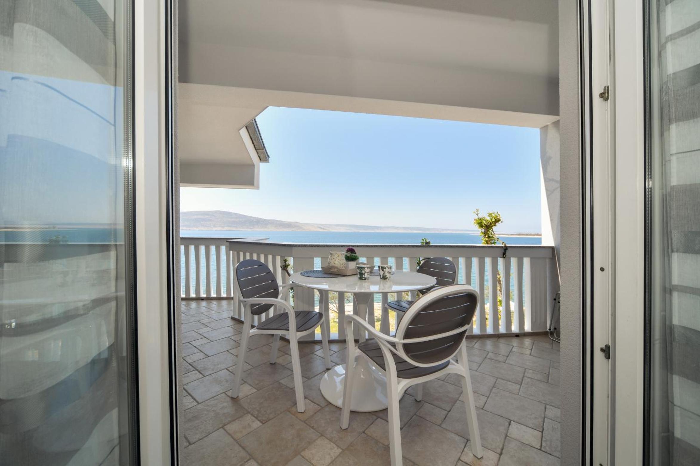 Apartment with Sea View - Photo 9