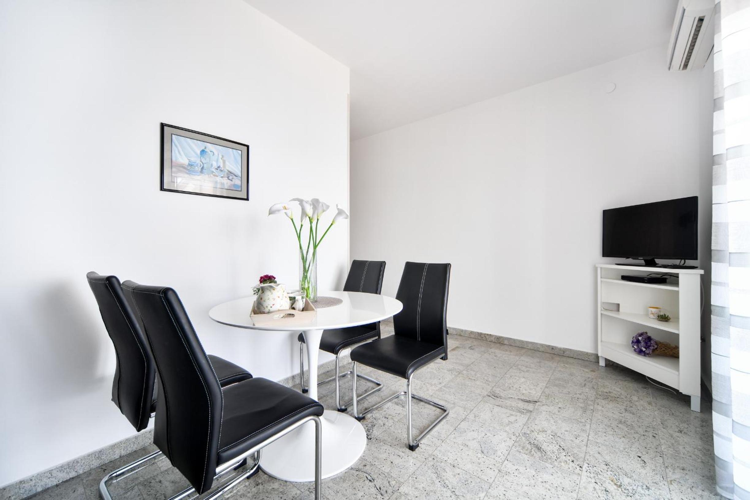 Apartment with Sea View - Photo 3