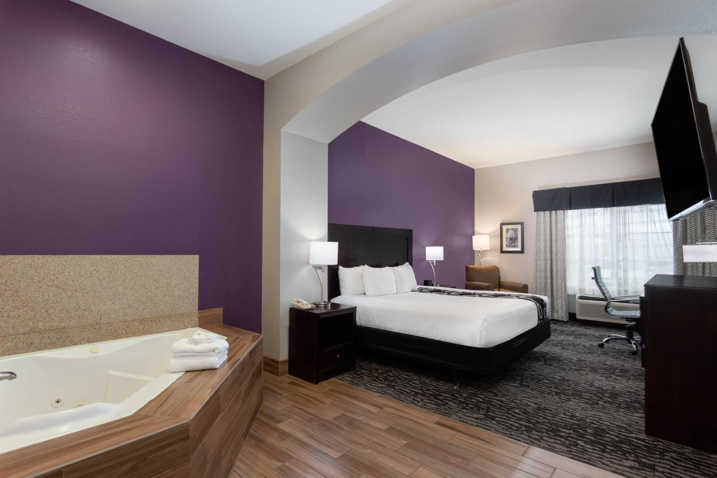 Deluxe King Studio Suite - Photo 3