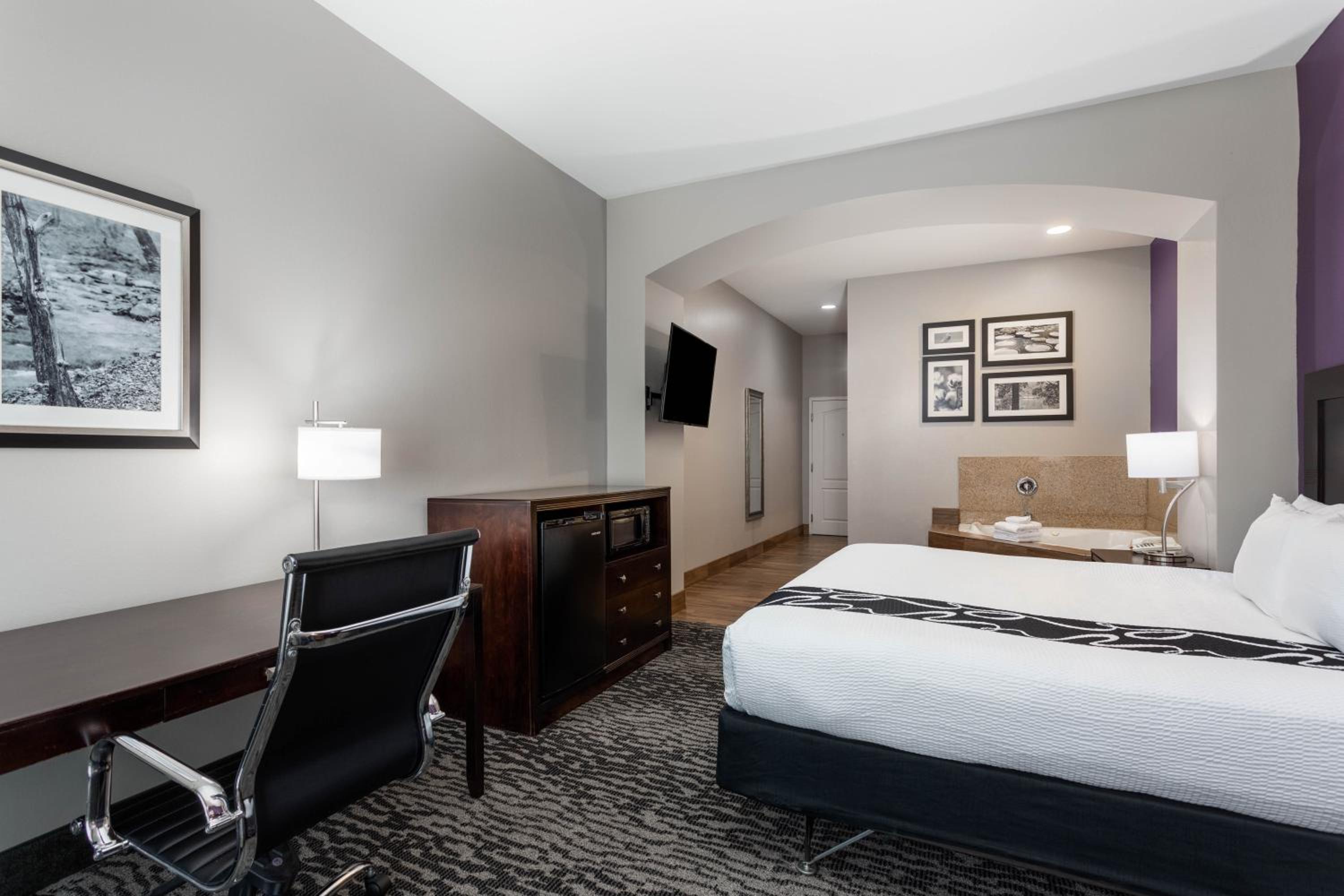 Deluxe King Studio Suite - Photo 2