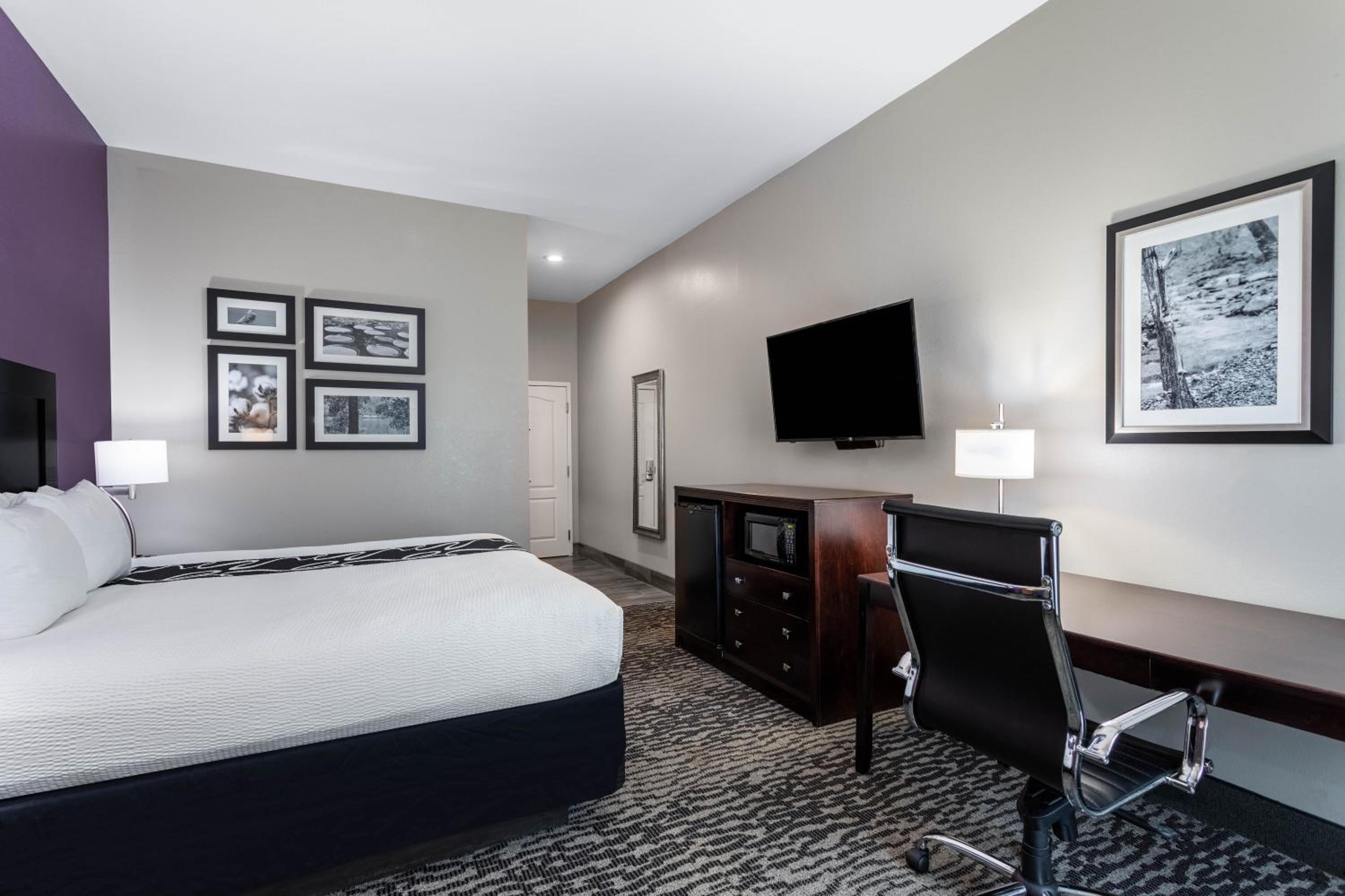 King Room - Non-Smoking - Photo 3