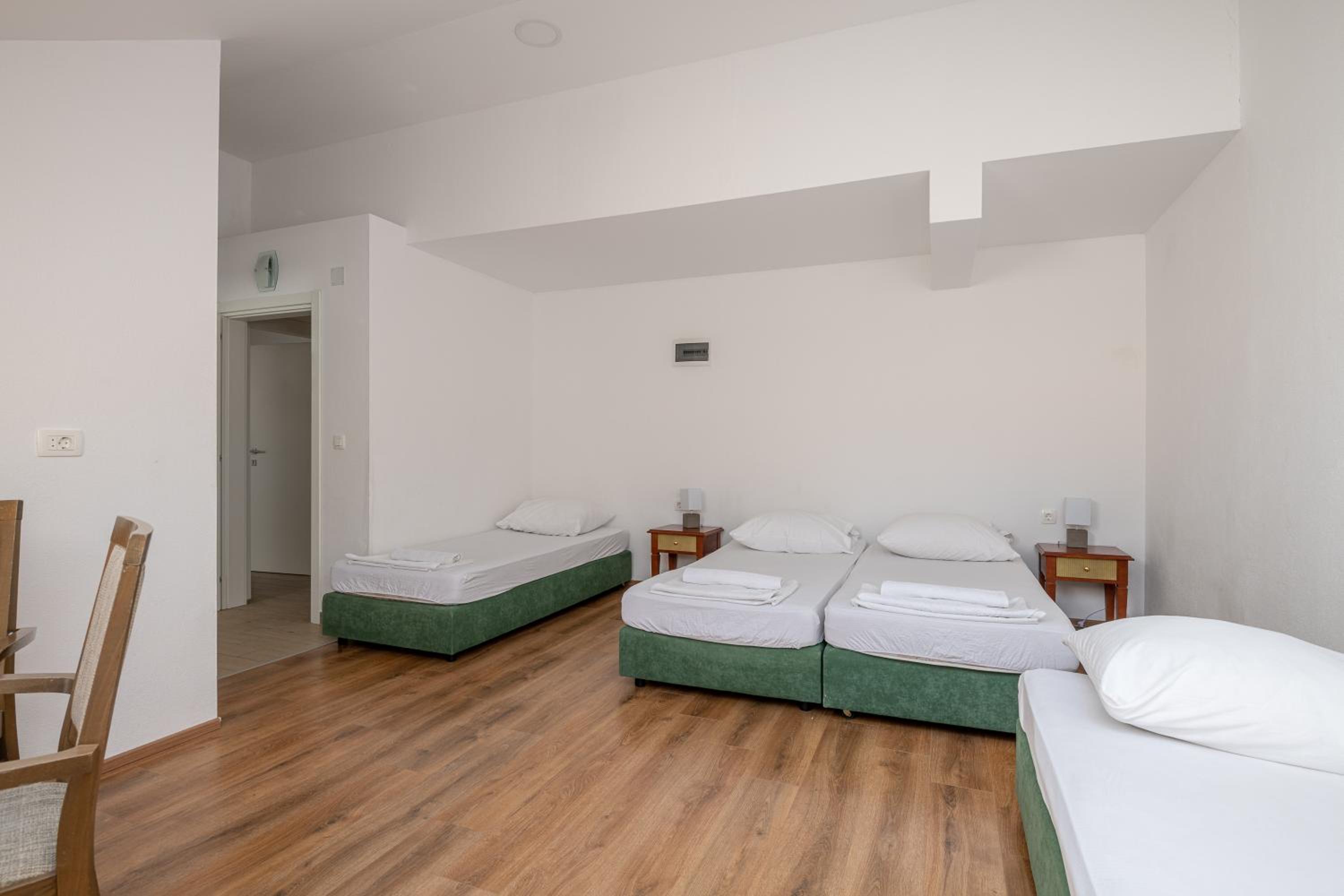Quadruple Room - Photo 4